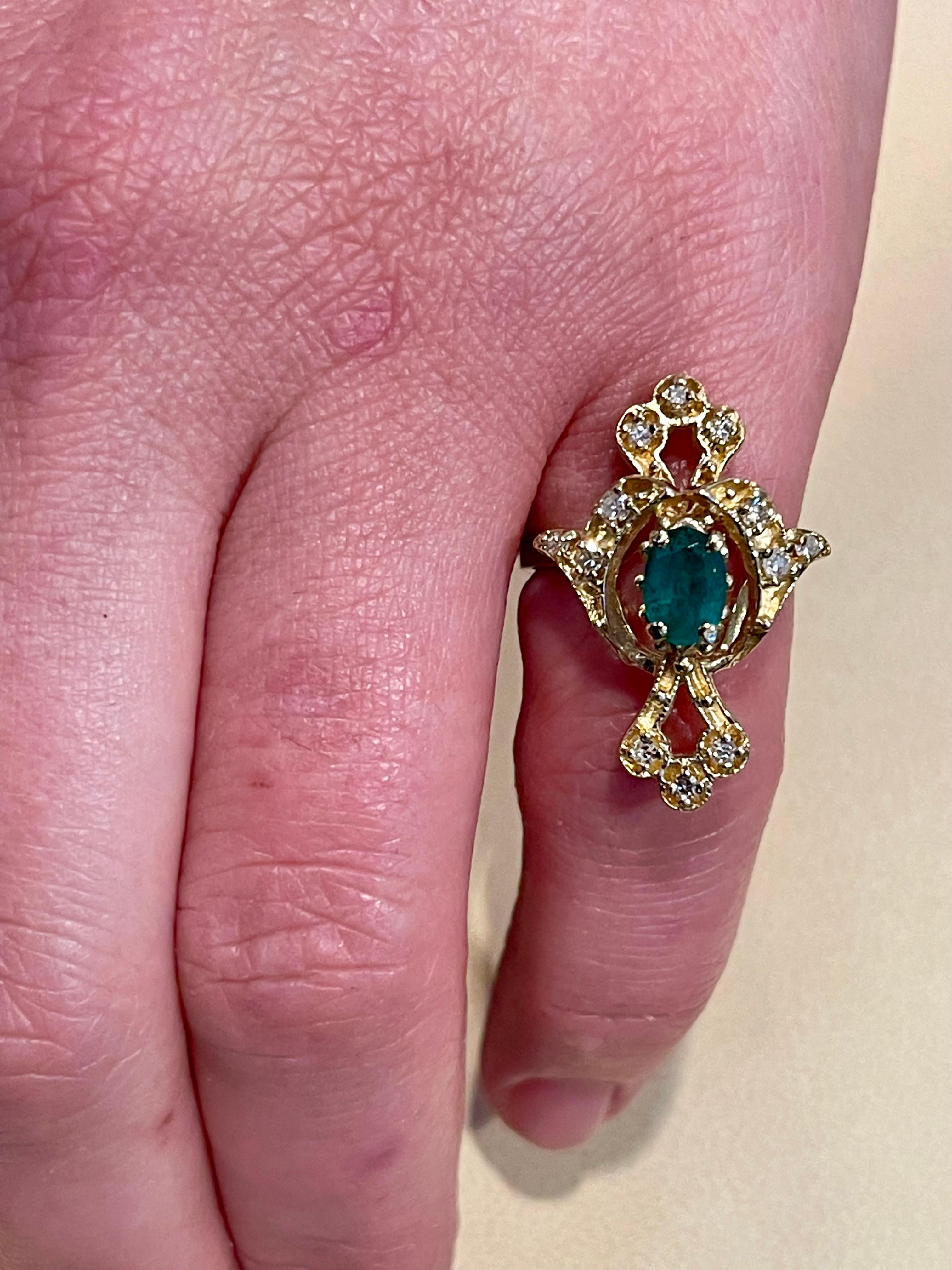 Ring aus 14 Karat Gelbgold mit natürlichem Smaragd, ovalem Stein und Diamant im Angebot 2