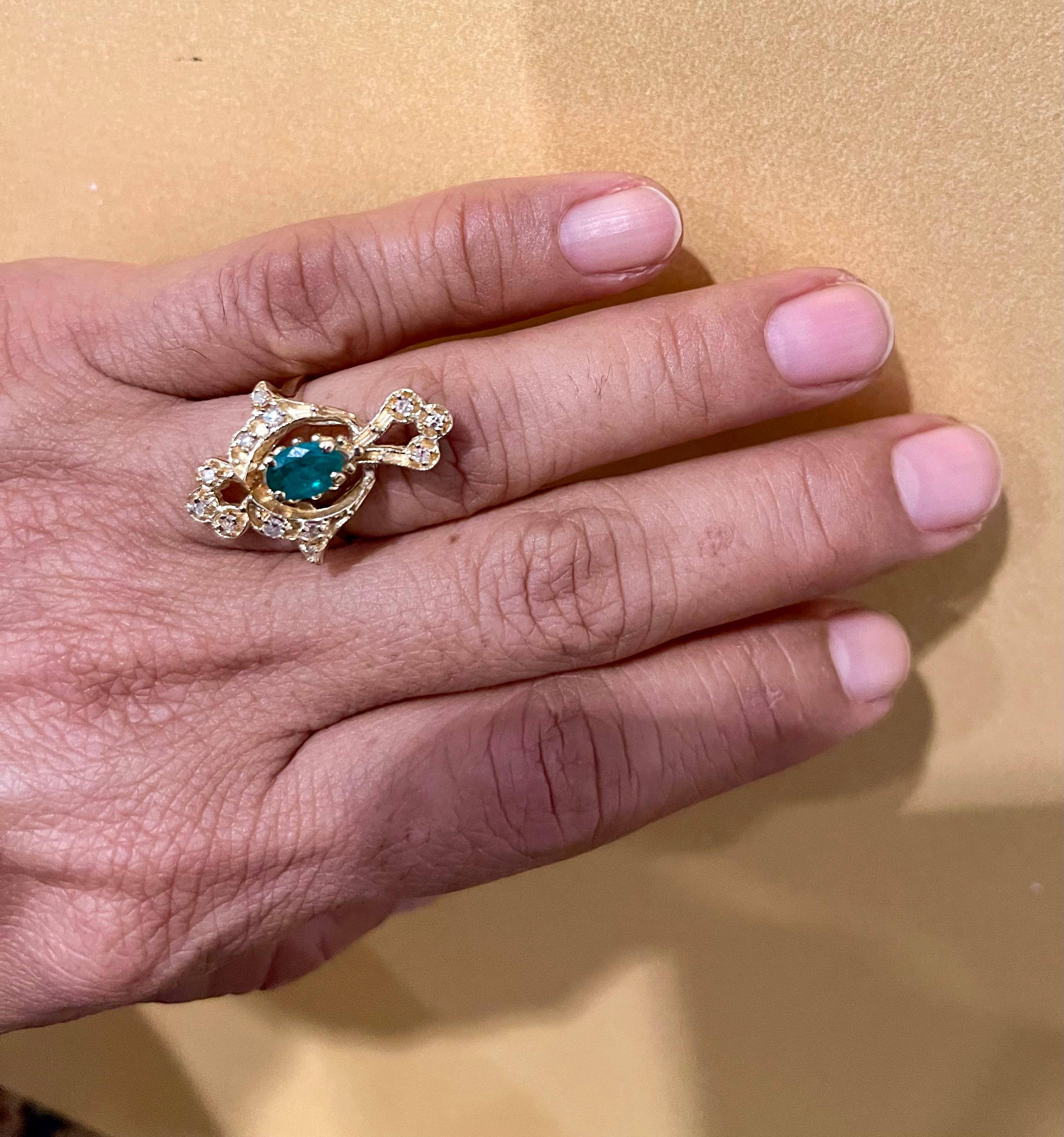 Ring aus 14 Karat Gelbgold mit natürlichem Smaragd, ovalem Stein und Diamant Damen im Angebot