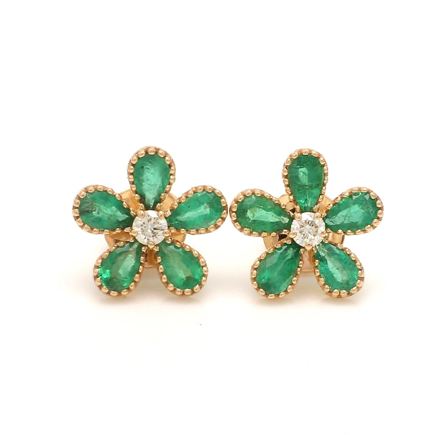 Natürlicher Smaragd Birnenschliff Diamant Blumen Ohrstecker im Zustand „Neu“ im Angebot in jaipur, IN