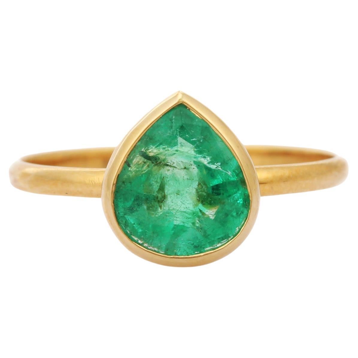 Natürlicher Smaragd-Perlenschliff-Ring aus 18 Karat Gelbgold mit Edelstein