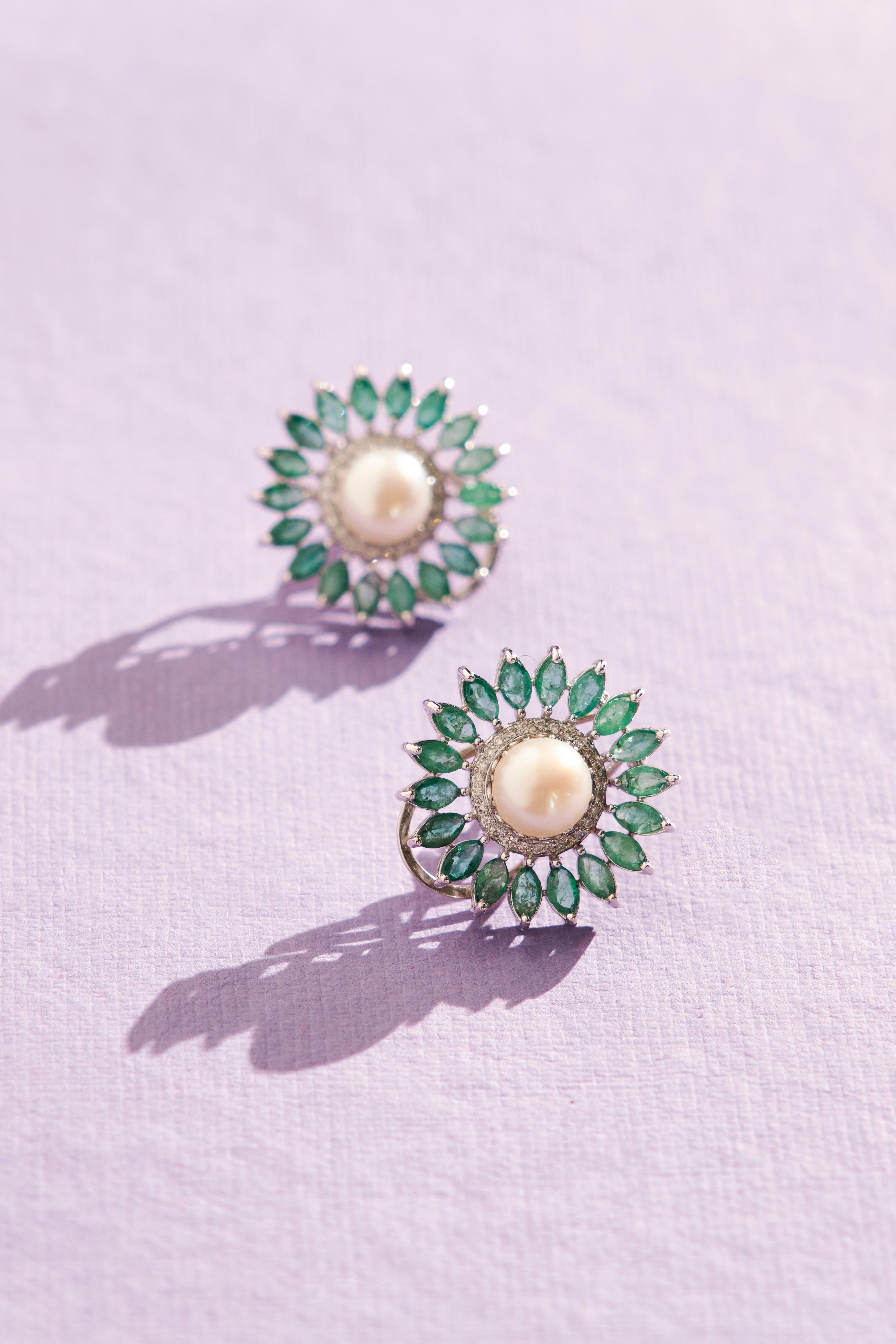 Voici une boucle d'oreille en émeraude naturelle et perle avec diamant en or 18k. Les émeraudes sont des diamants de très haute qualité et de très bonne facture. La pureté est vsi et la couleur G.

Émeraude : 06.15 carats
Perle : 9,69 carats
Diamant