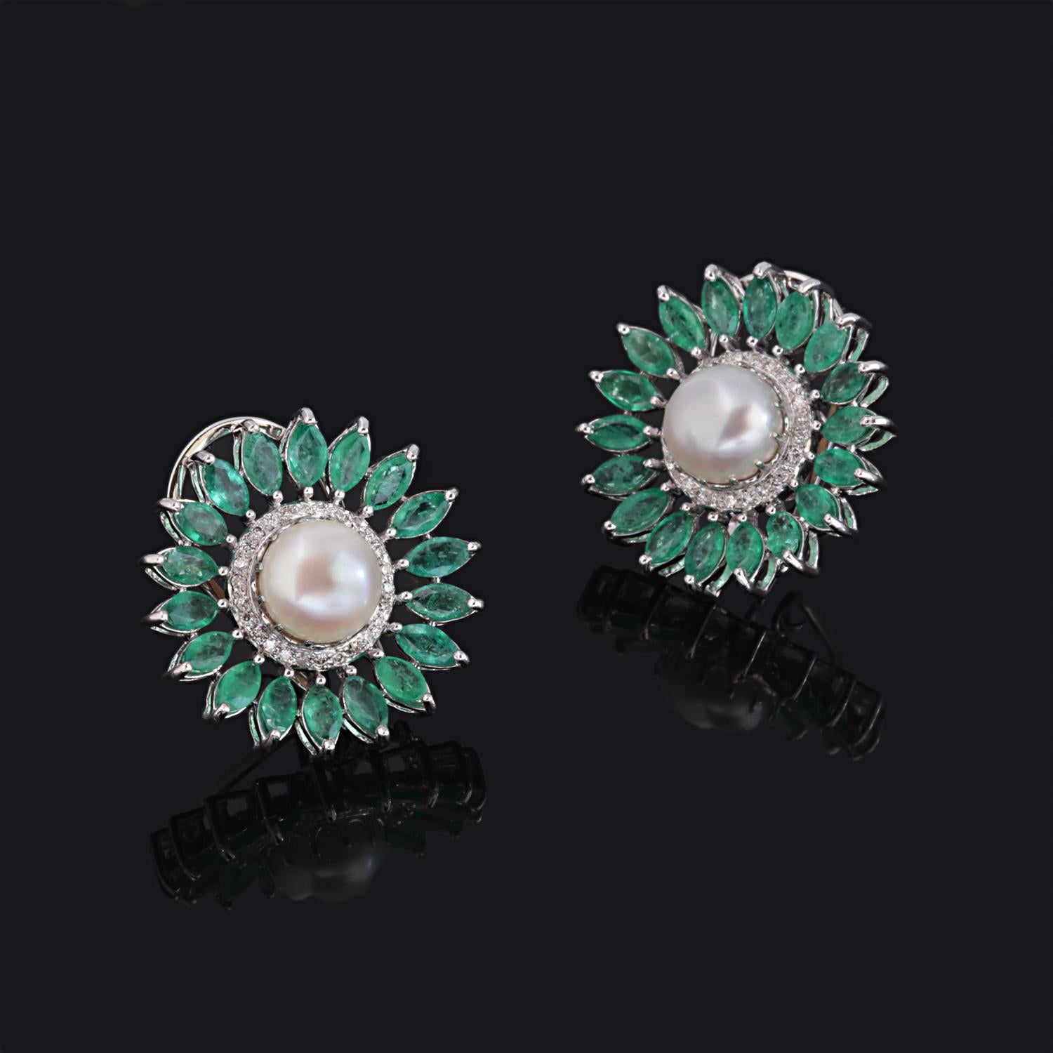 Taille mixte Boucle d'oreille en or 18 carats, émeraude naturelle et perle avec diamant 0,32 carat en vente