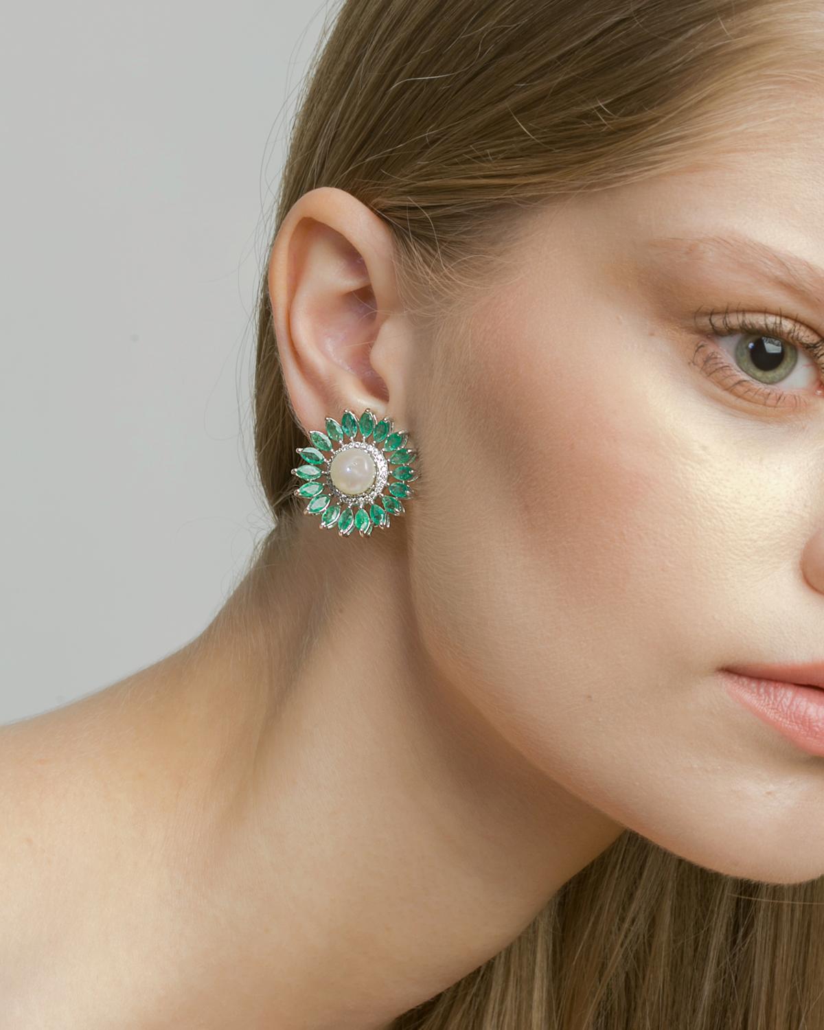 Boucle d'oreille en or 18 carats, émeraude naturelle et perle avec diamant 0,32 carat Neuf - En vente à jaipur, IN