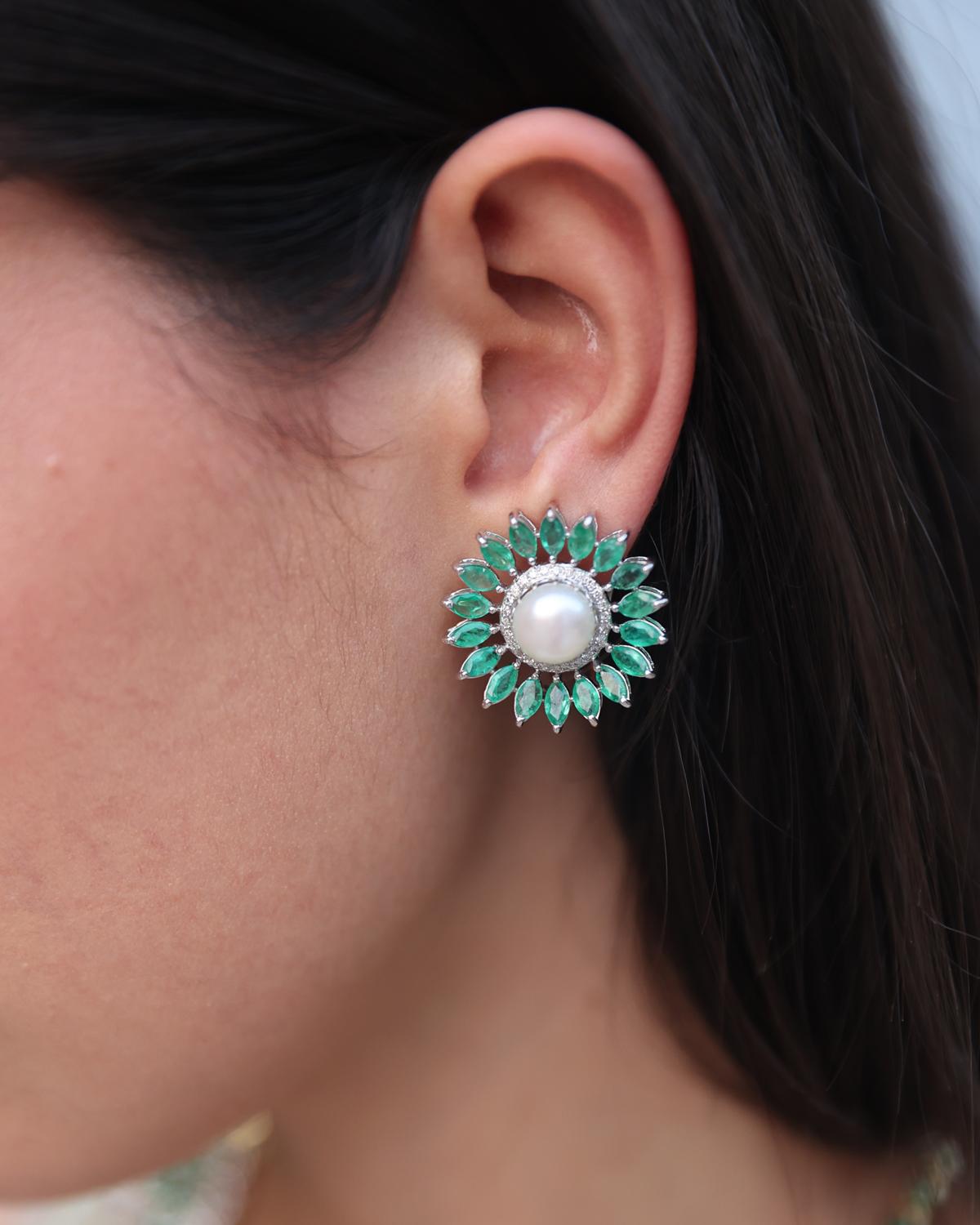Boucle d'oreille en or 18 carats, émeraude naturelle et perle avec diamant 0,32 carat Pour femmes en vente