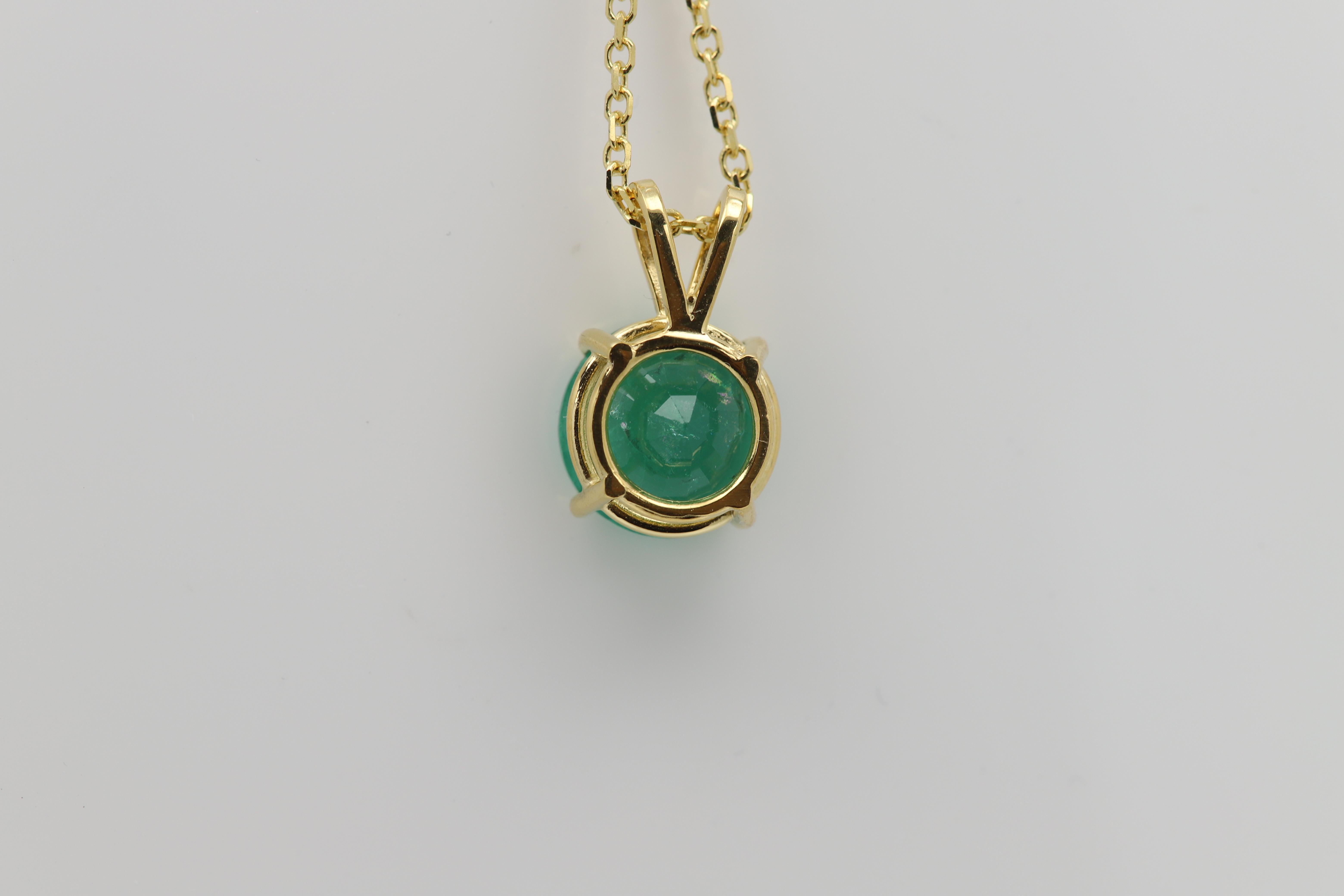 Collier pendentif émeraude naturelle en or jaune 14 carats de 4,66 carats en vente 8