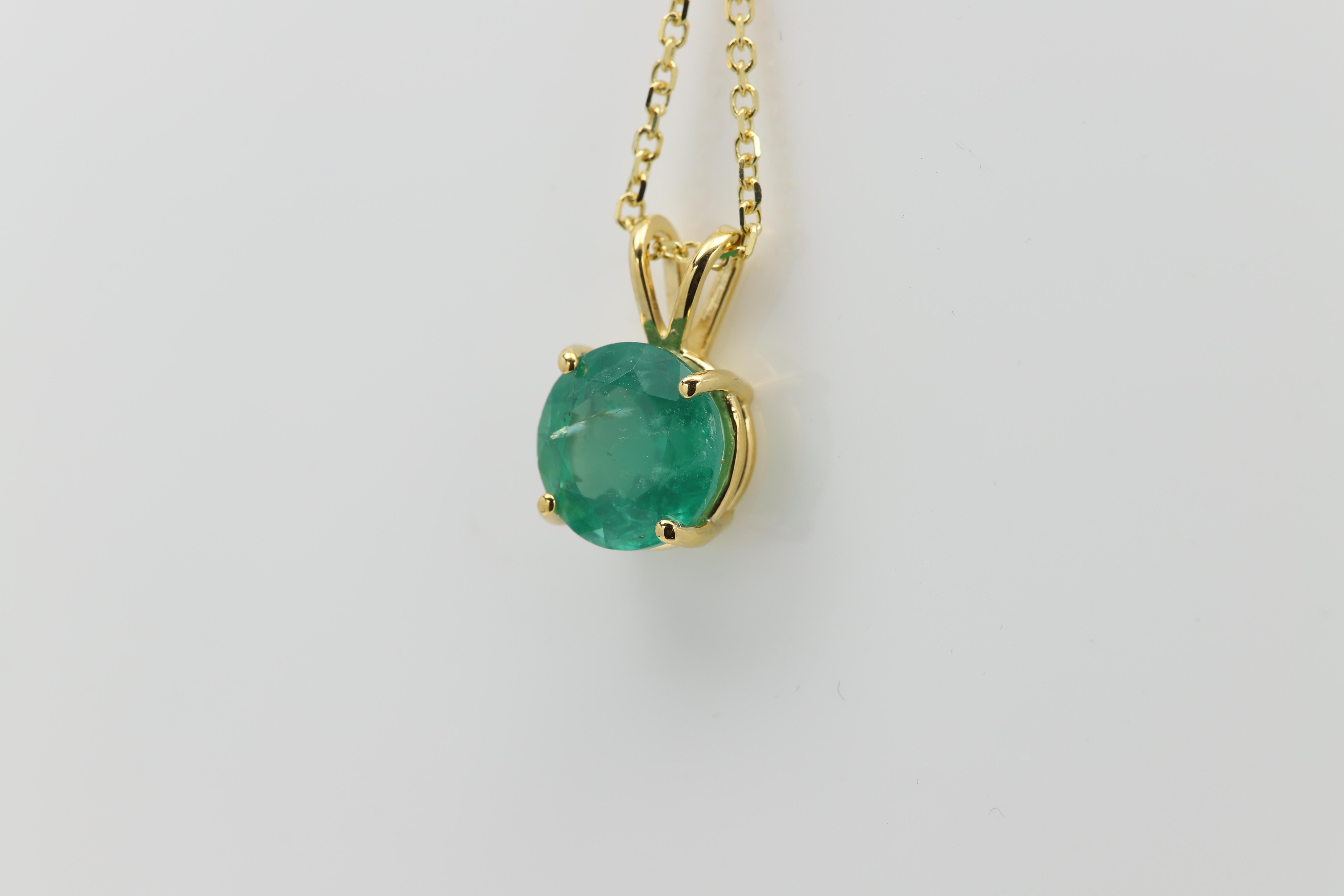 Collier pendentif émeraude naturelle en or jaune 14 carats de 4,66 carats en vente 9