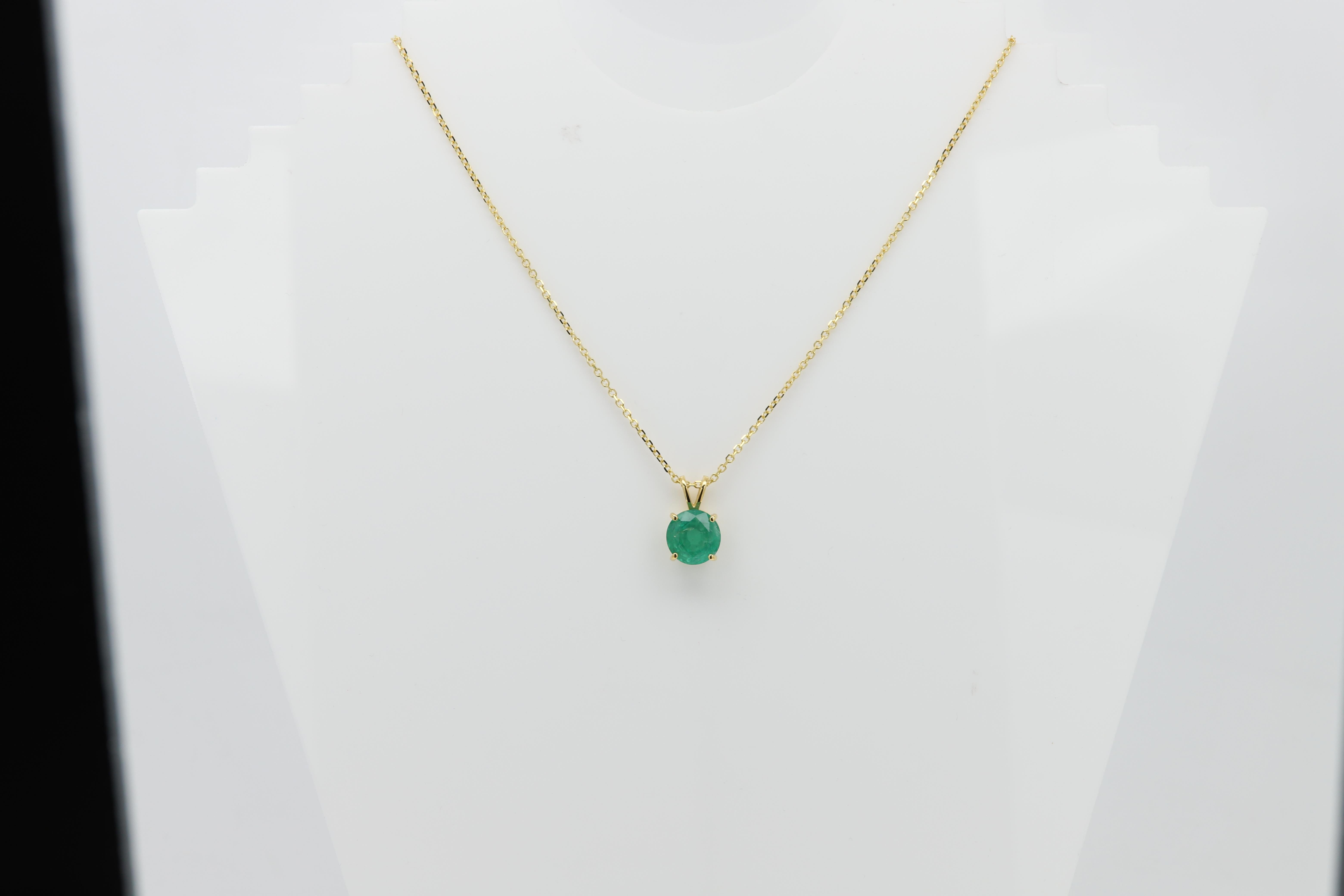 Pendentif en émeraude naturelle
Forme ronde 10mm 4.66 carat.
Très belle qualité de couleur.
serti en or jaune 14k 4,60 grammes
a fait plusieurs photos pour pouvoir voir l'inclusion.
dans l'ensemble agréable à l'œil, pas parfait mais très bon dans