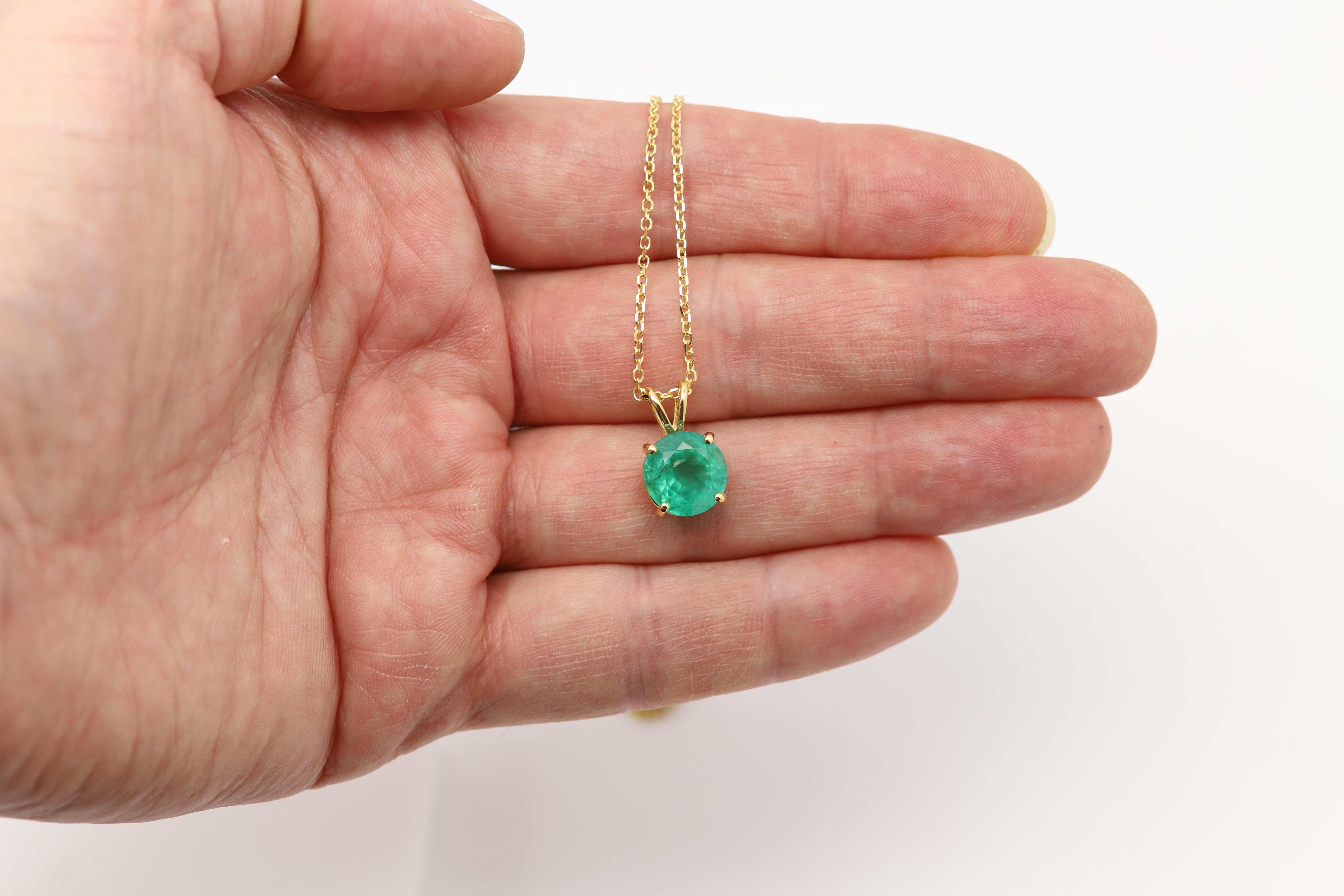 Taille ronde Collier pendentif émeraude naturelle en or jaune 14 carats de 4,66 carats en vente