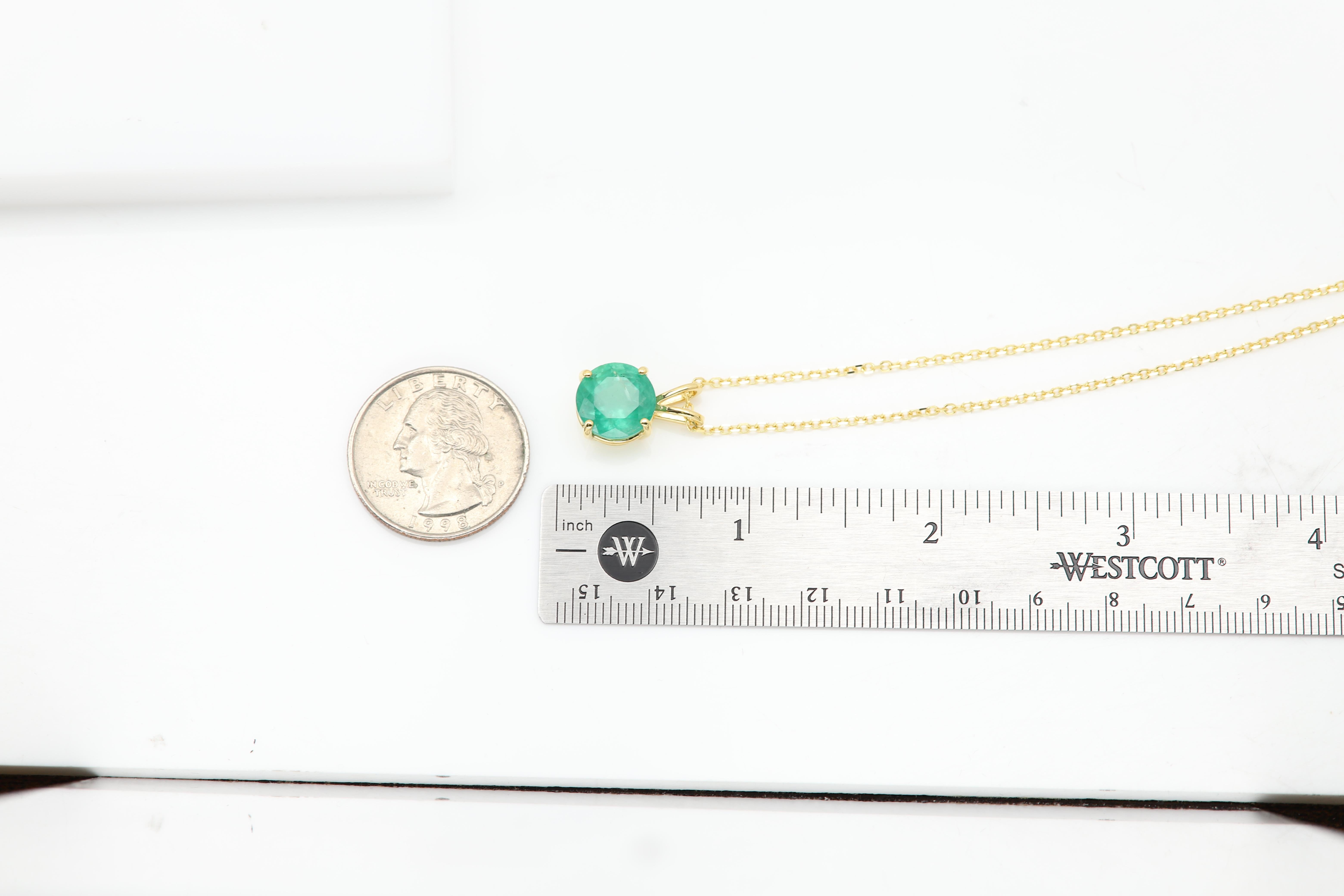 Collier pendentif émeraude naturelle en or jaune 14 carats de 4,66 carats Pour femmes en vente