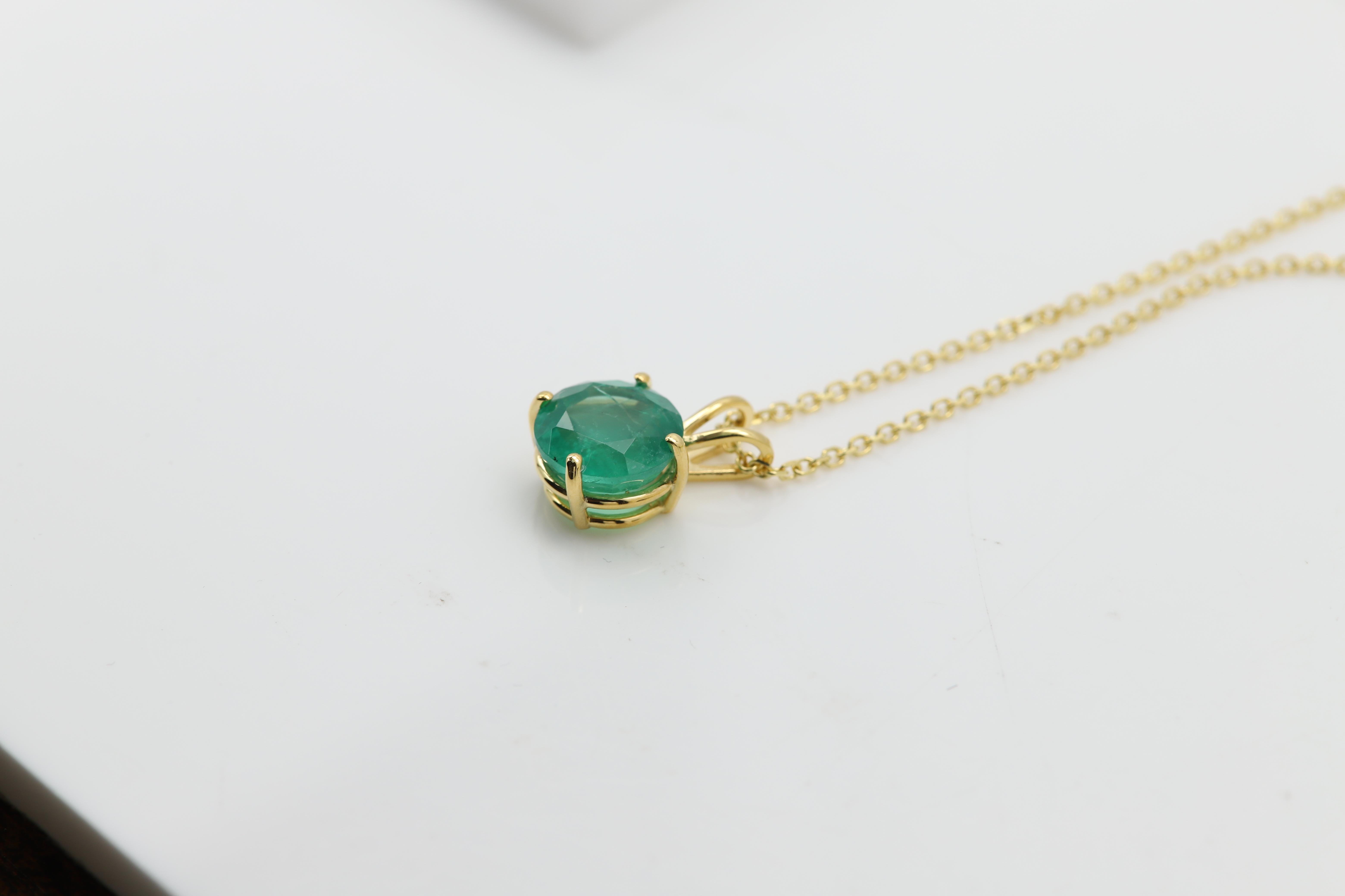 Collier pendentif émeraude naturelle en or jaune 14 carats de 4,66 carats en vente 1
