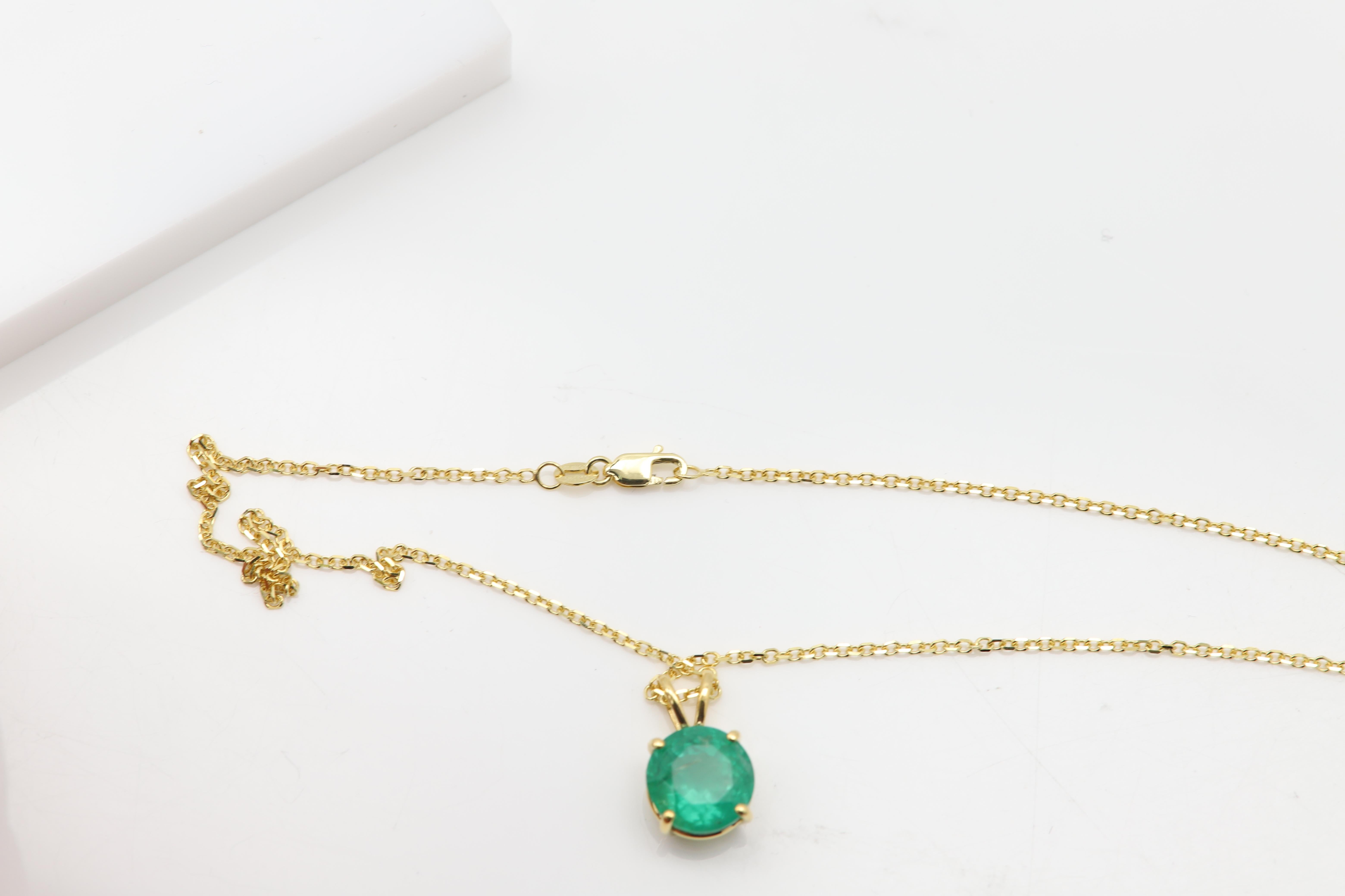Collier pendentif émeraude naturelle en or jaune 14 carats de 4,66 carats en vente 2