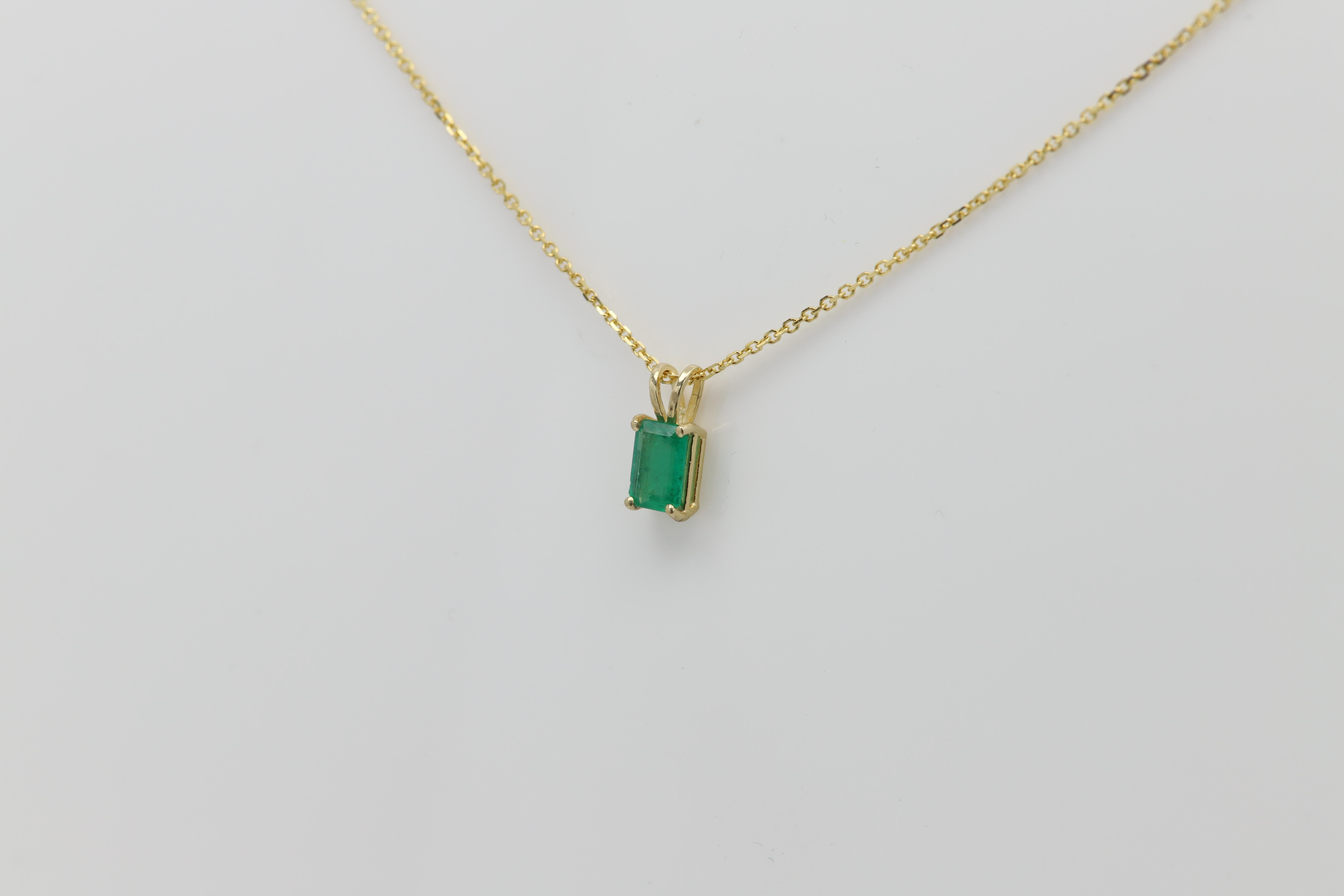 Collier pendentif émeraude naturelle en or jaune 14 carats de 0,71 carat en vente 5