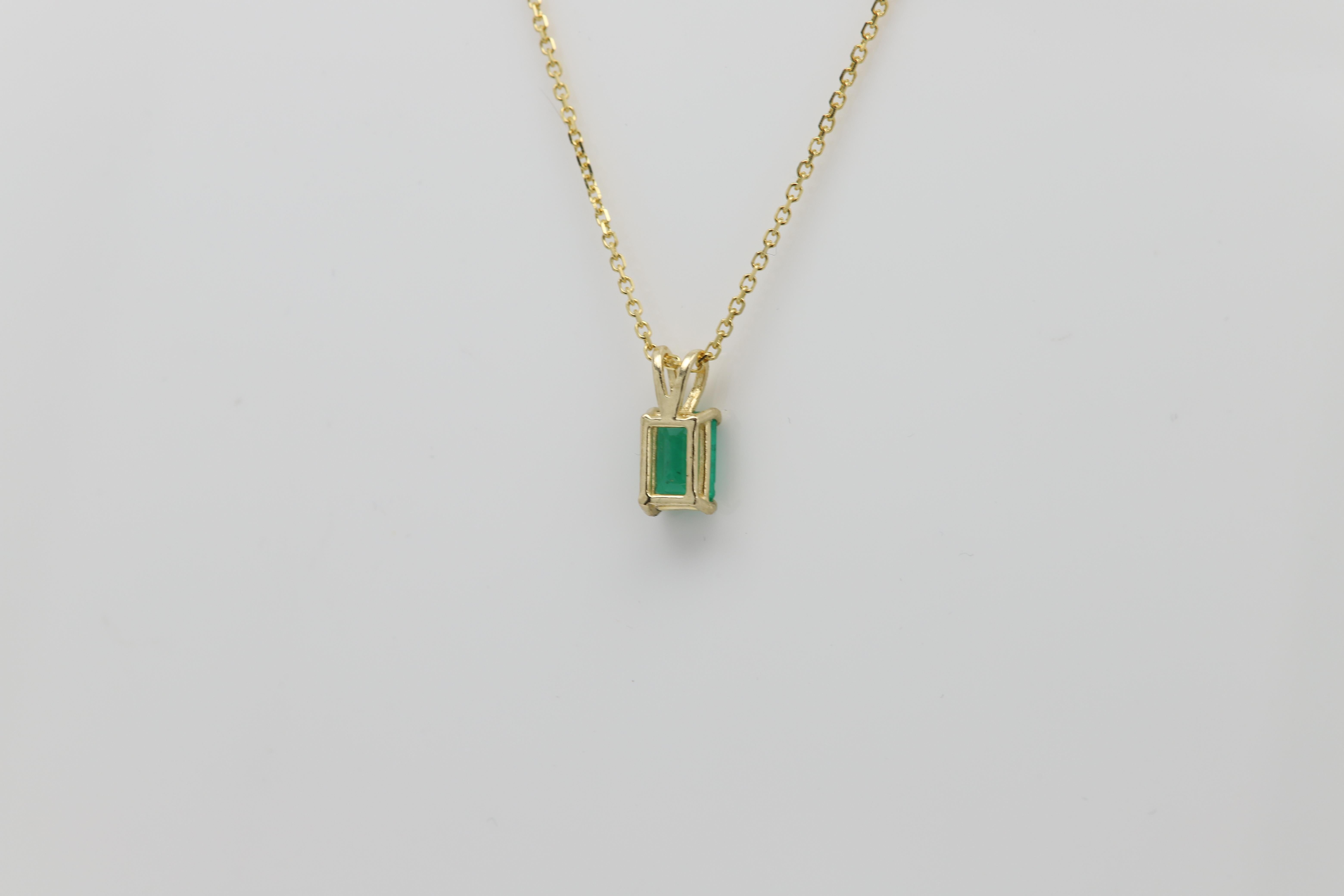 Collier pendentif émeraude naturelle en or jaune 14 carats de 0,71 carat en vente 6