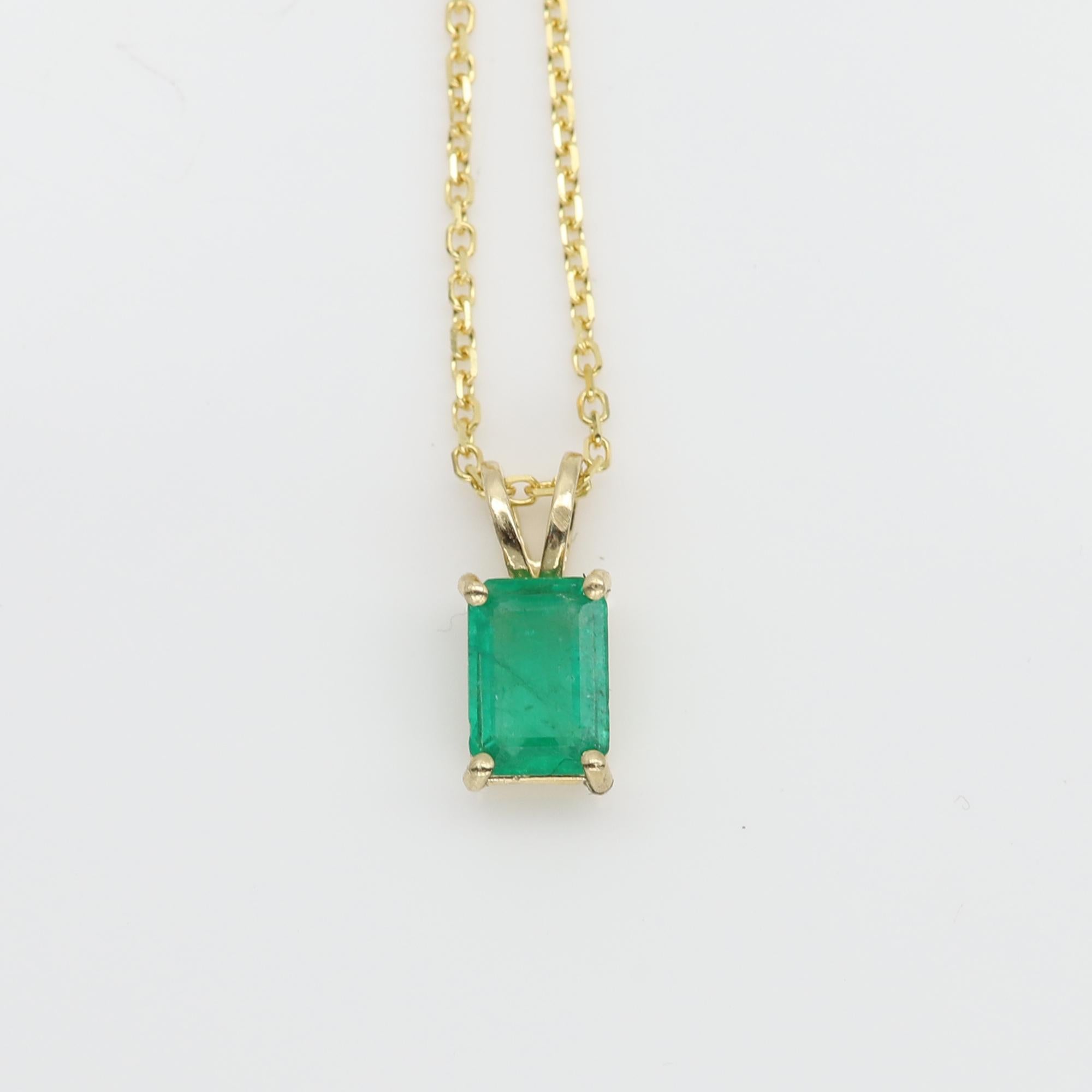 Collier pendentif émeraude naturelle en or jaune 14 carats de 0,71 carat en vente 7