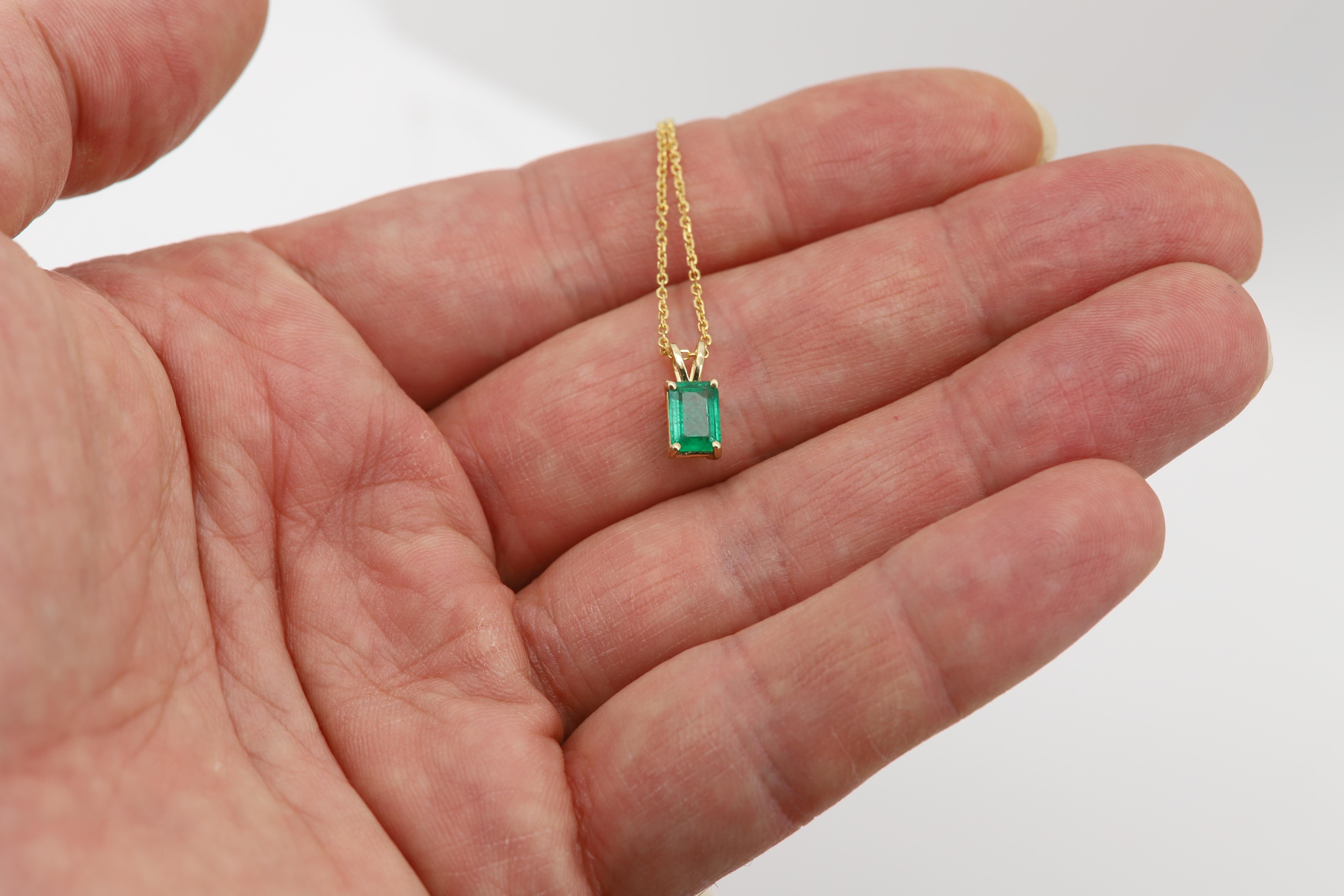 Pendentif en émeraude naturelle
Forme émeraude 7 x 5mm 0,71 carat.
Très belle qualité de couleur.
serti en or jaune 14k 2,1 grammes
a fait plusieurs photos pour pouvoir voir l'inclusion.
dans l'ensemble agréable à l'œil, pas parfait mais très bon