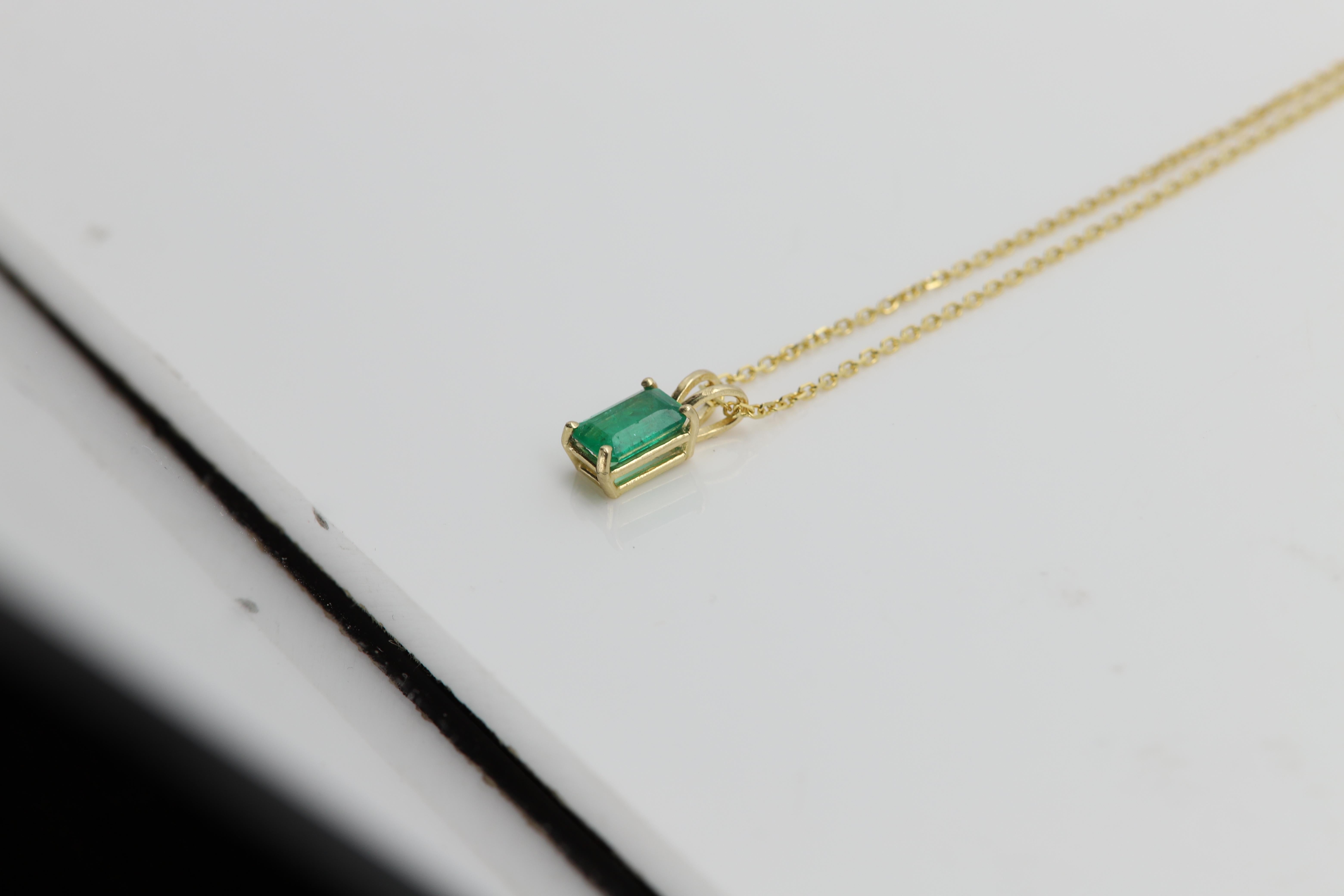 Collier pendentif émeraude naturelle en or jaune 14 carats de 0,71 carat Neuf - En vente à Brooklyn, NY
