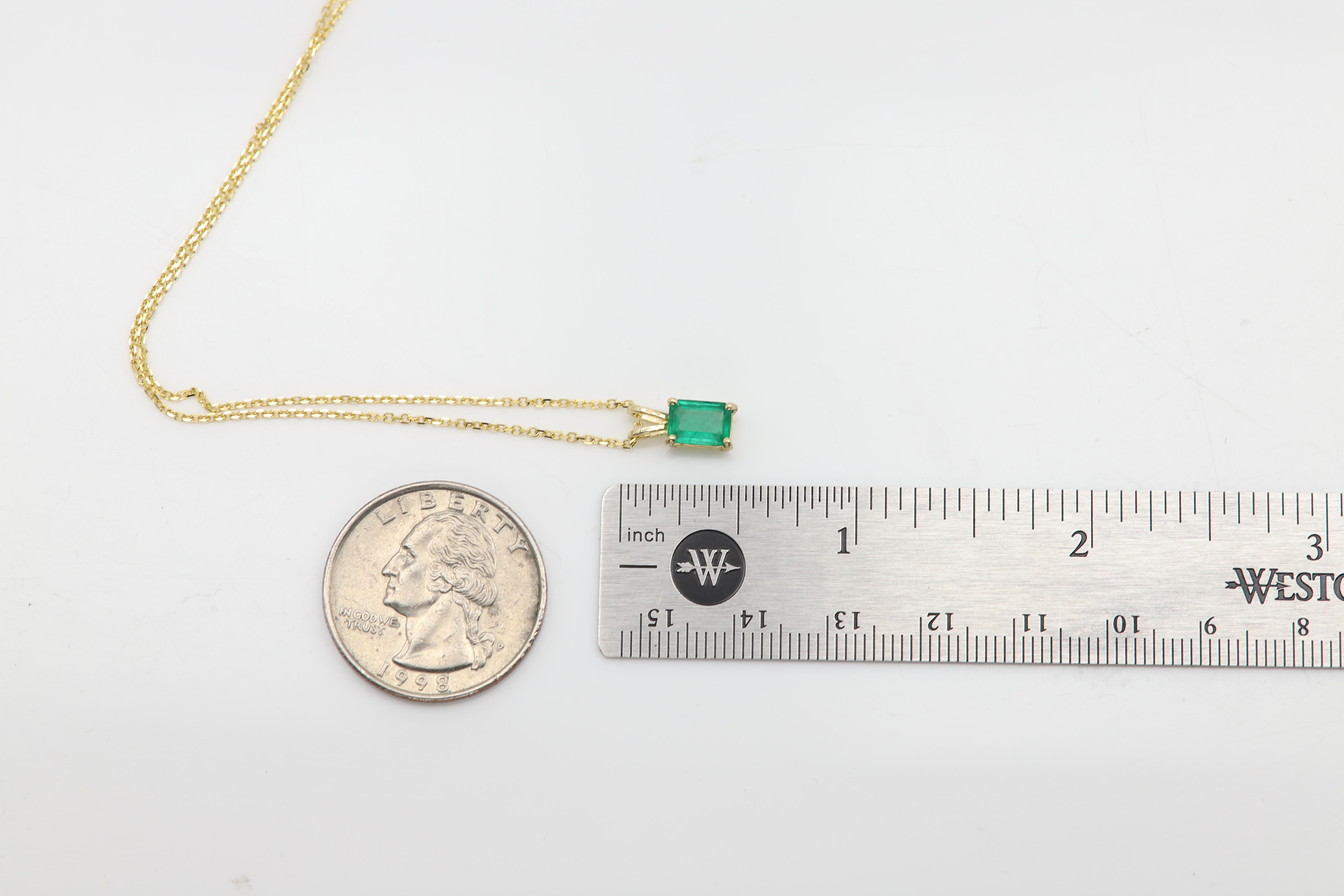 Collier pendentif émeraude naturelle en or jaune 14 carats de 0,71 carat Pour femmes en vente