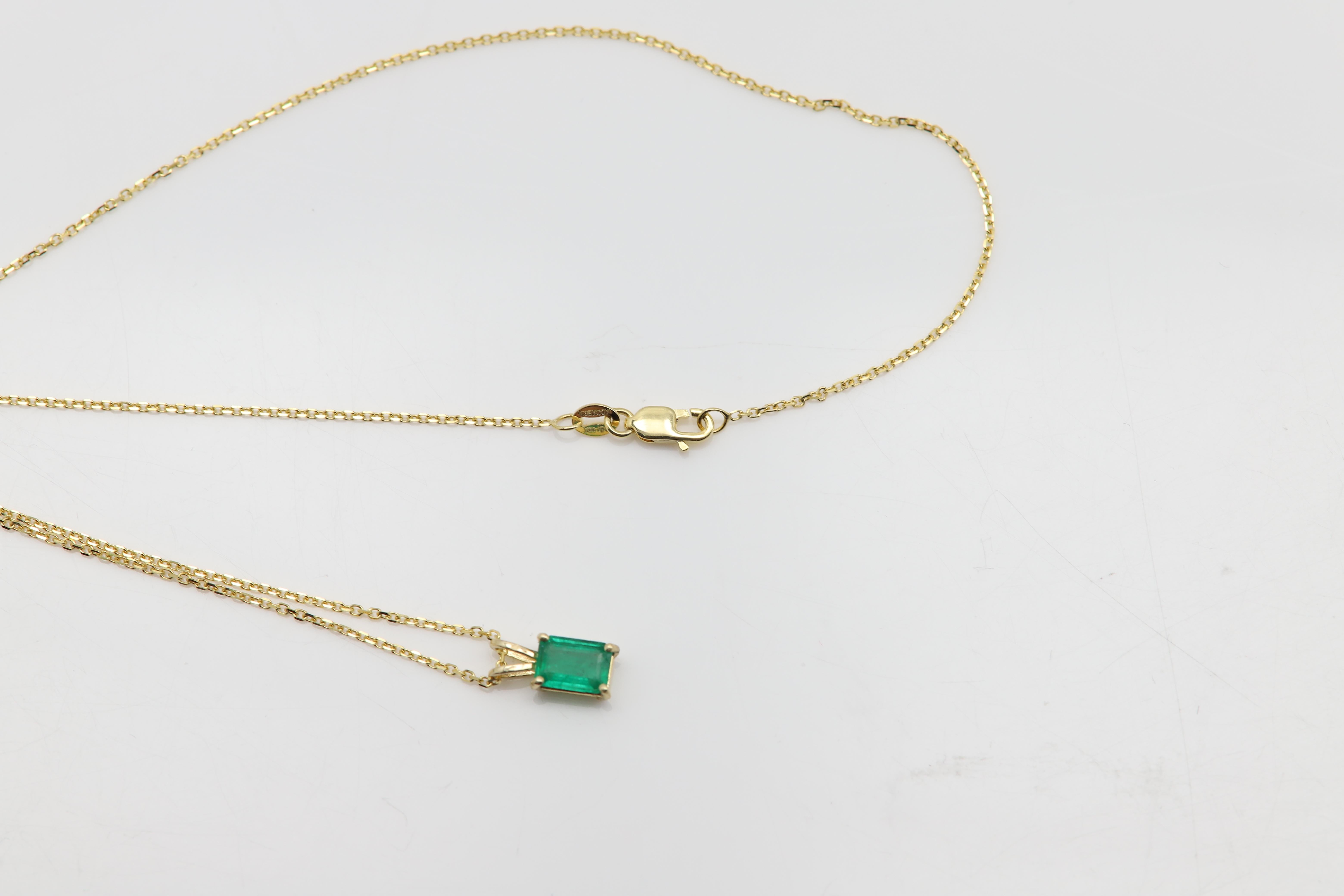 Collier pendentif émeraude naturelle en or jaune 14 carats de 0,71 carat en vente 1