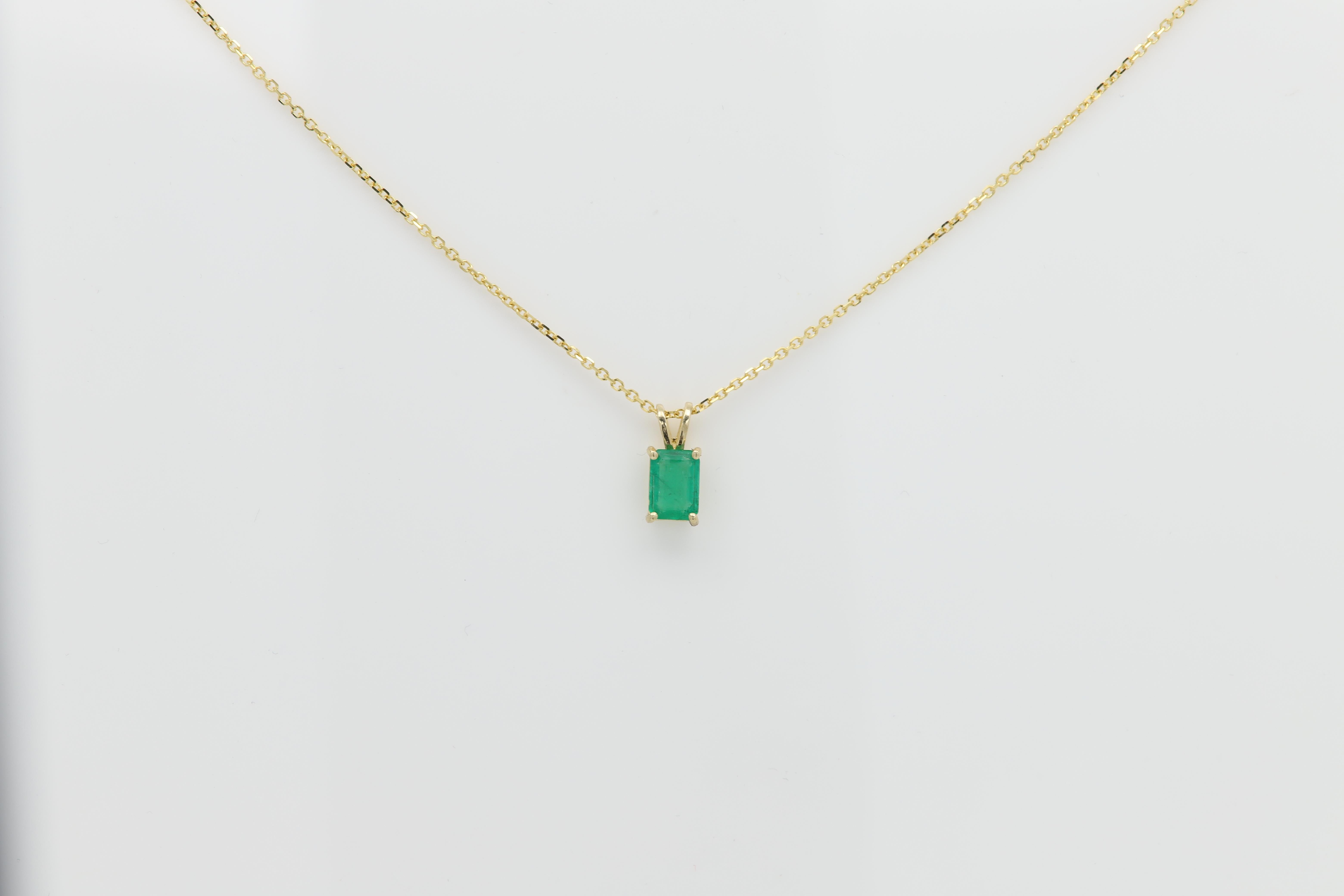 Collier pendentif émeraude naturelle en or jaune 14 carats de 0,71 carat en vente 2