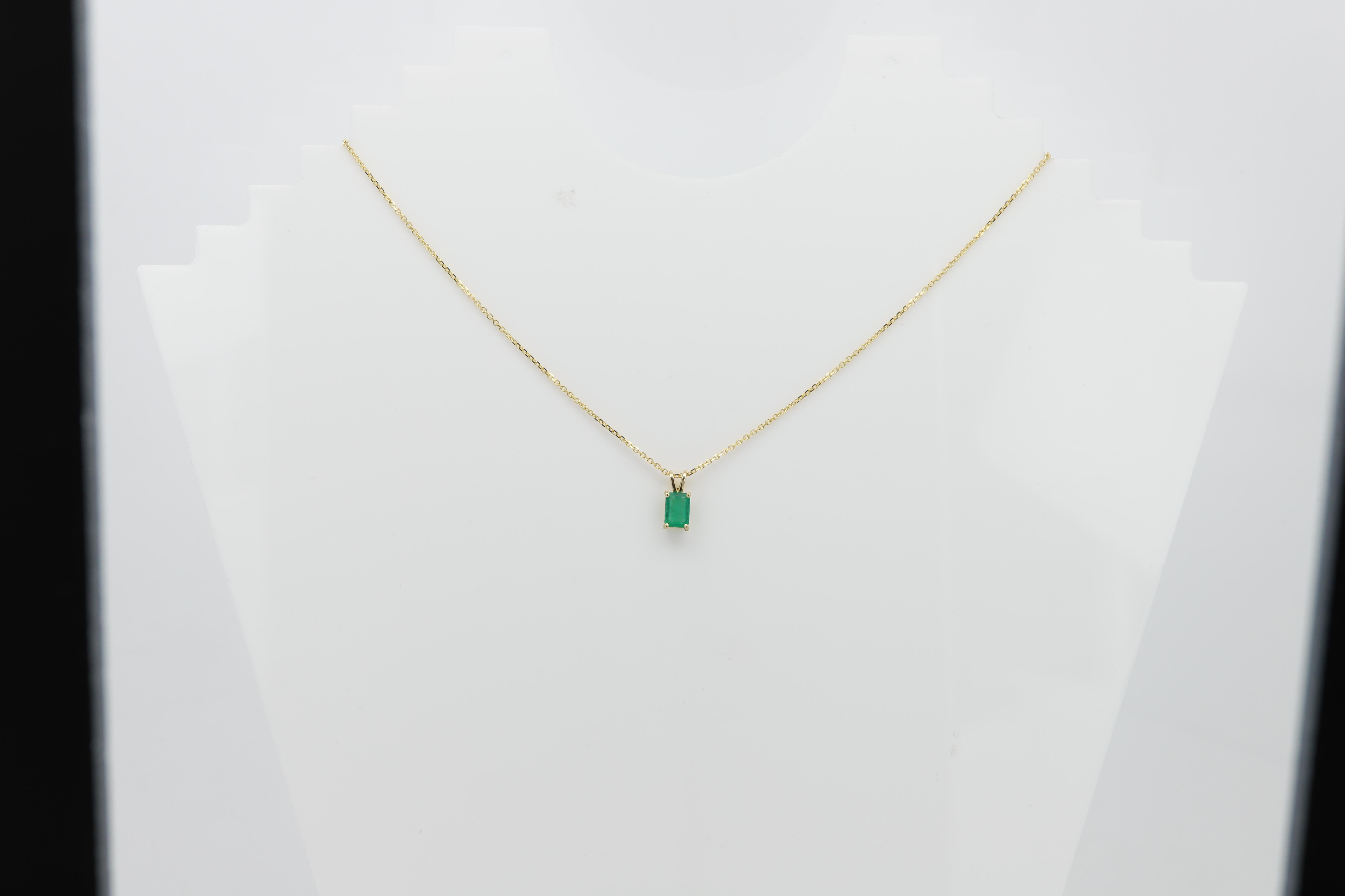 Collier pendentif émeraude naturelle en or jaune 14 carats de 0,71 carat en vente 3