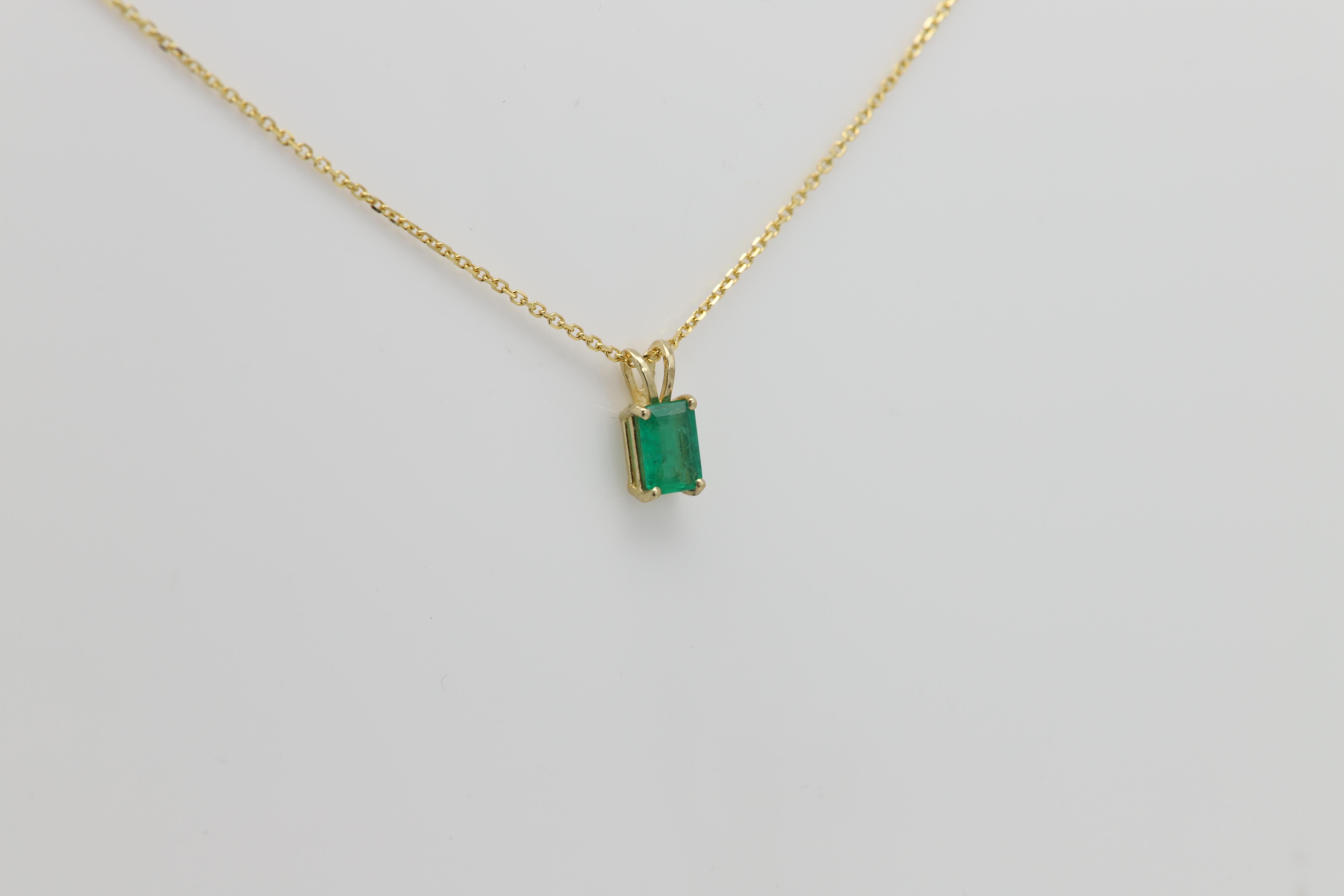 Collier pendentif émeraude naturelle en or jaune 14 carats de 0,71 carat en vente 4