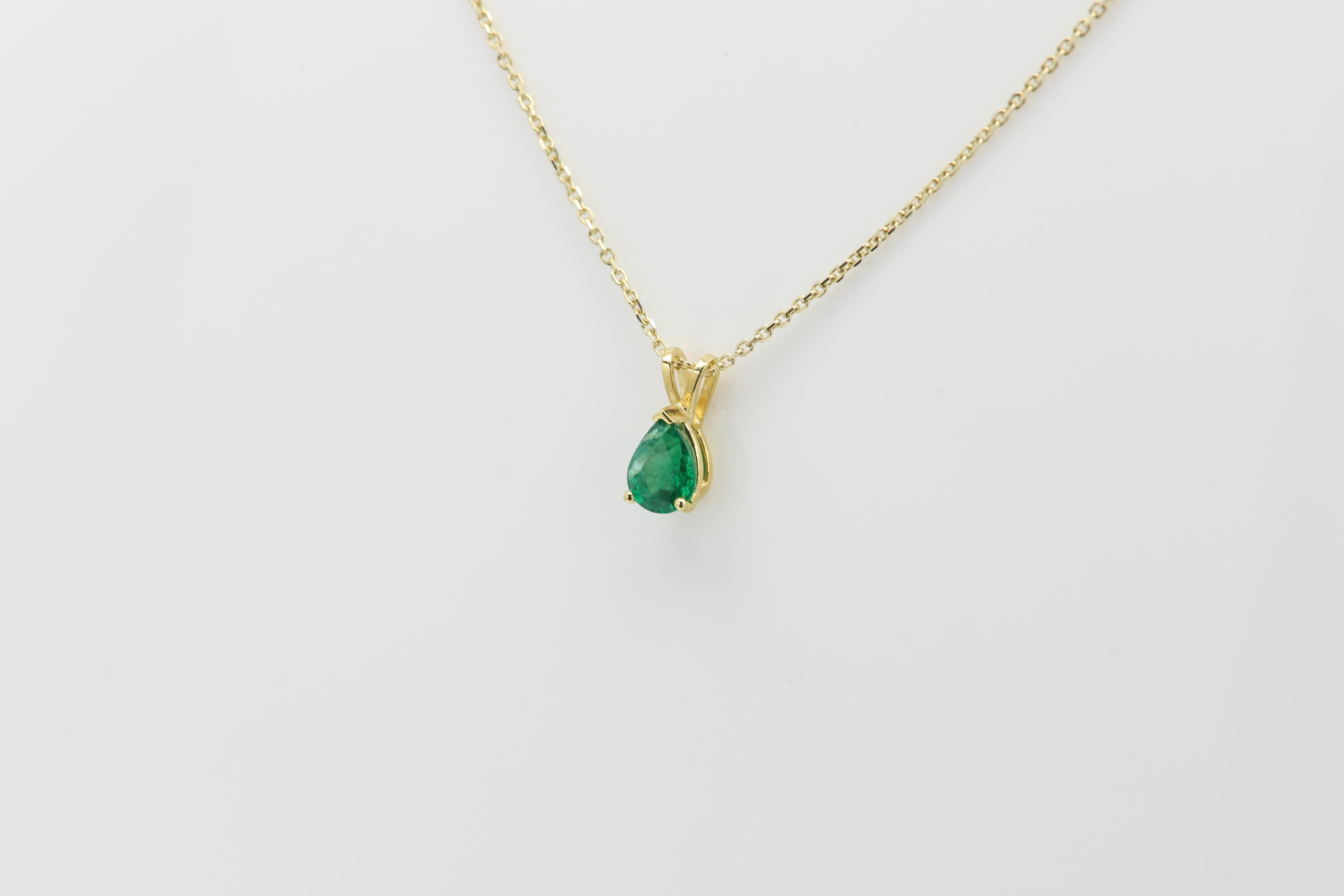 Collier pendentif émeraude naturelle en or jaune 14 carats avec émeraude en forme de poire de 1,41 carat en vente 7
