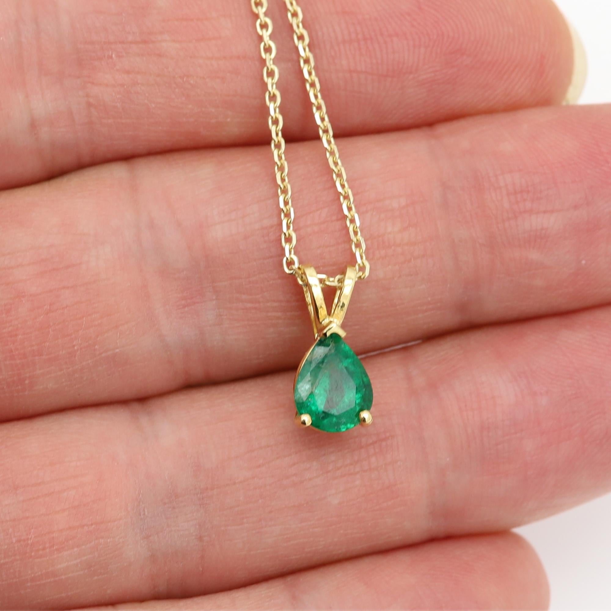 Collier pendentif émeraude naturelle en or jaune 14 carats avec émeraude en forme de poire de 1,41 carat en vente 9