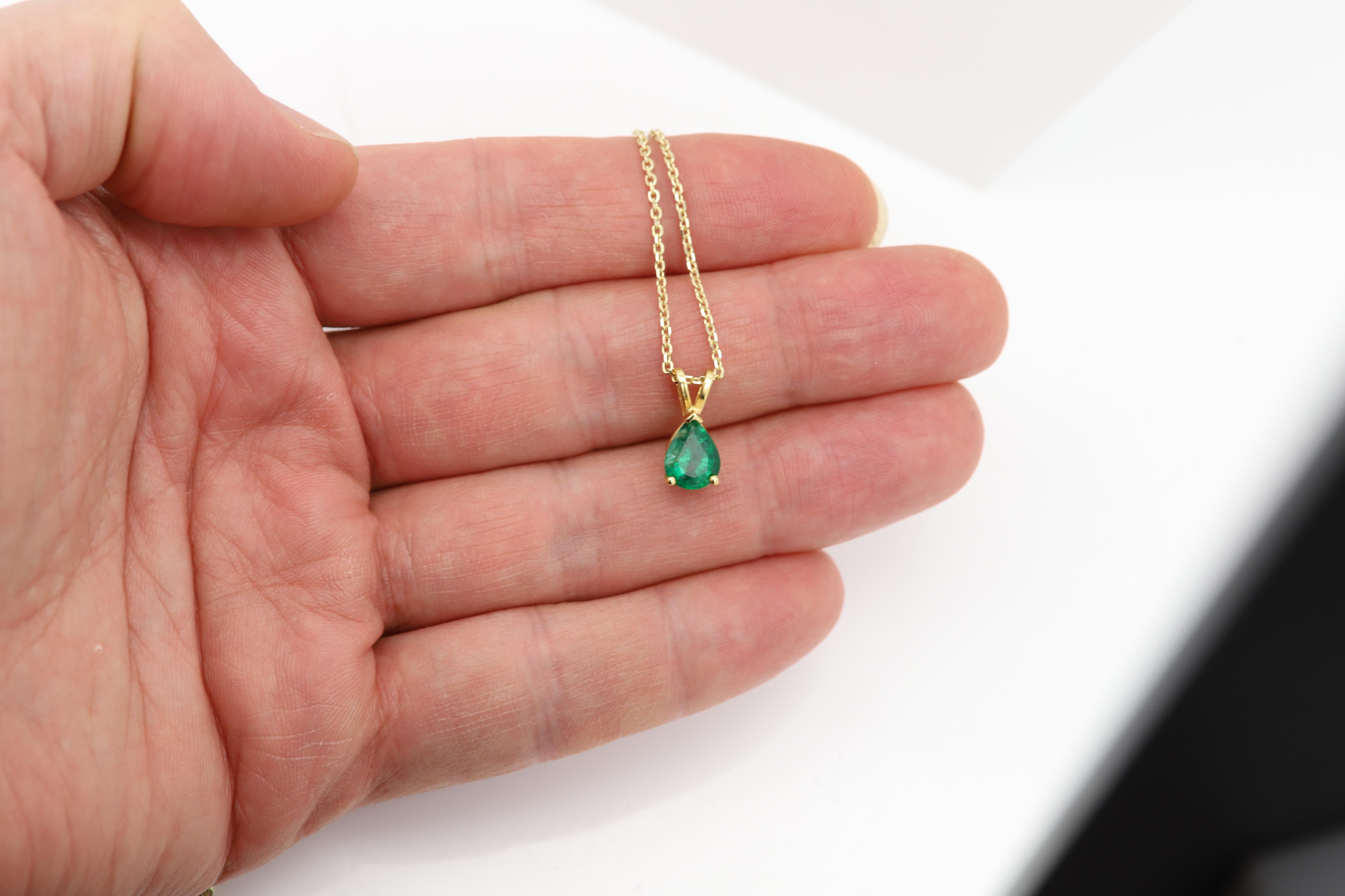 Collier pendentif émeraude naturelle en or jaune 14 carats avec émeraude en forme de poire de 1,41 carat Neuf - En vente à Brooklyn, NY