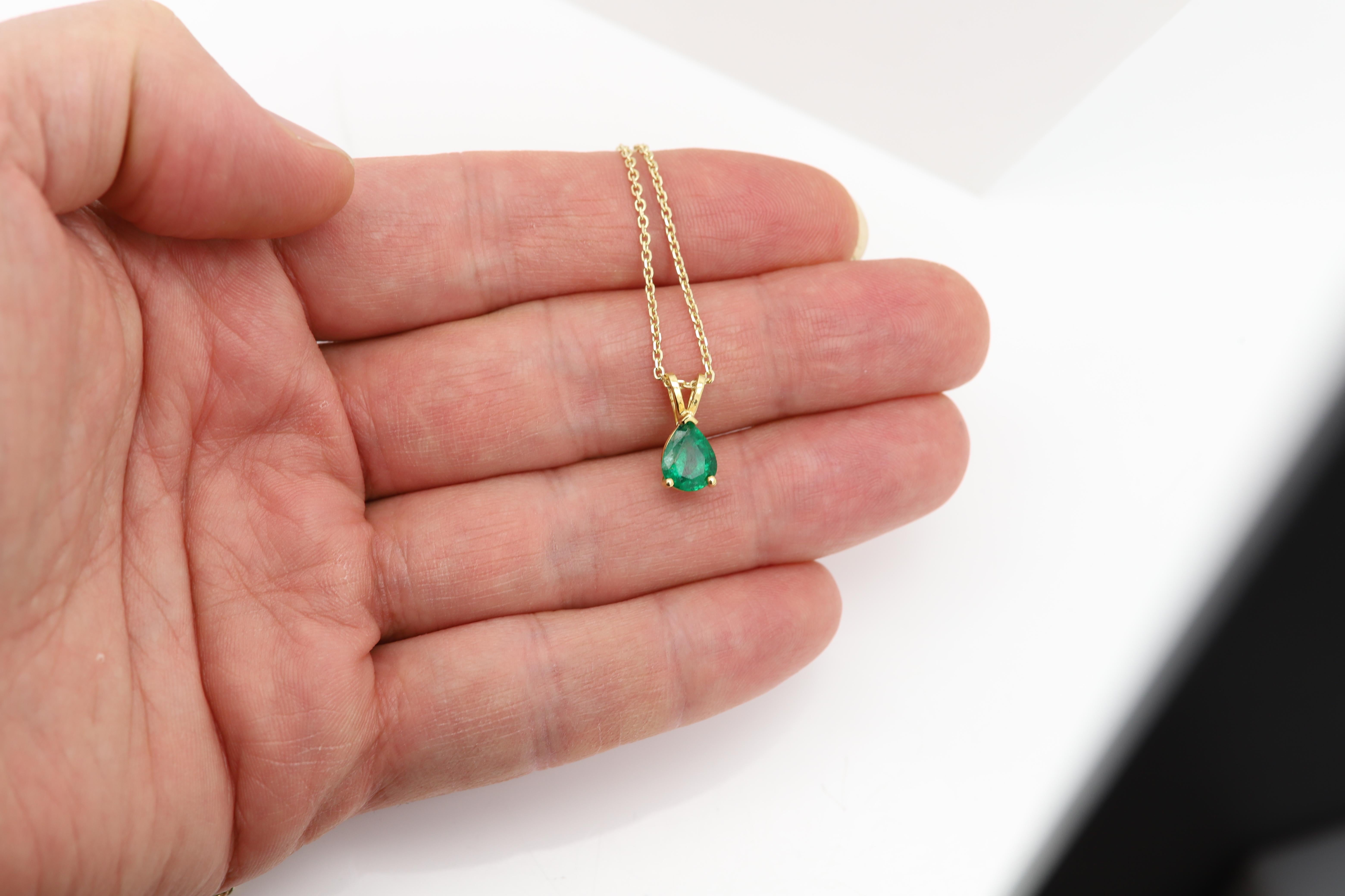 Collier pendentif émeraude naturelle en or jaune 14 carats avec émeraude en forme de poire de 1,41 carat Pour femmes en vente