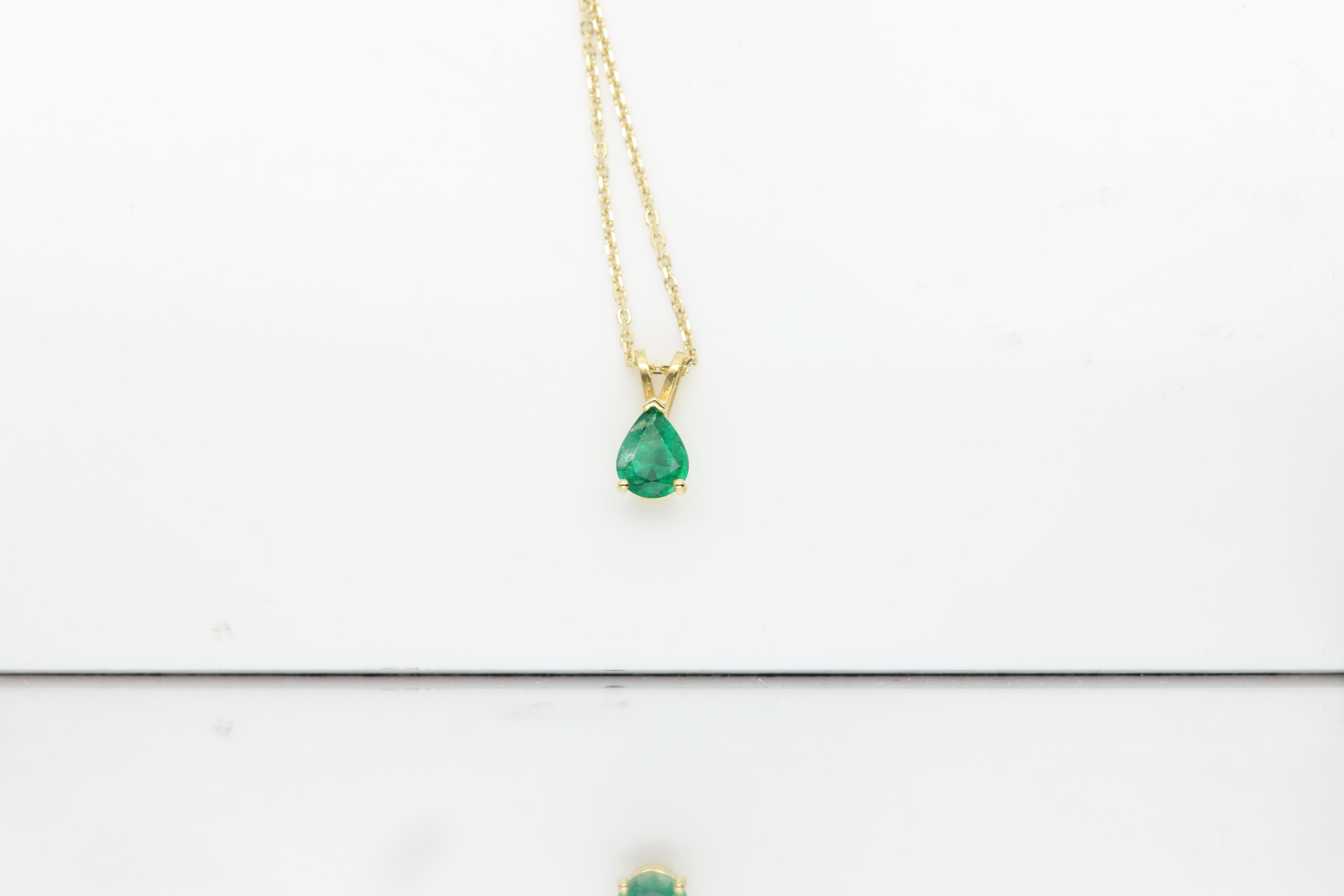 Collier pendentif émeraude naturelle en or jaune 14 carats avec émeraude en forme de poire de 1,41 carat en vente 1