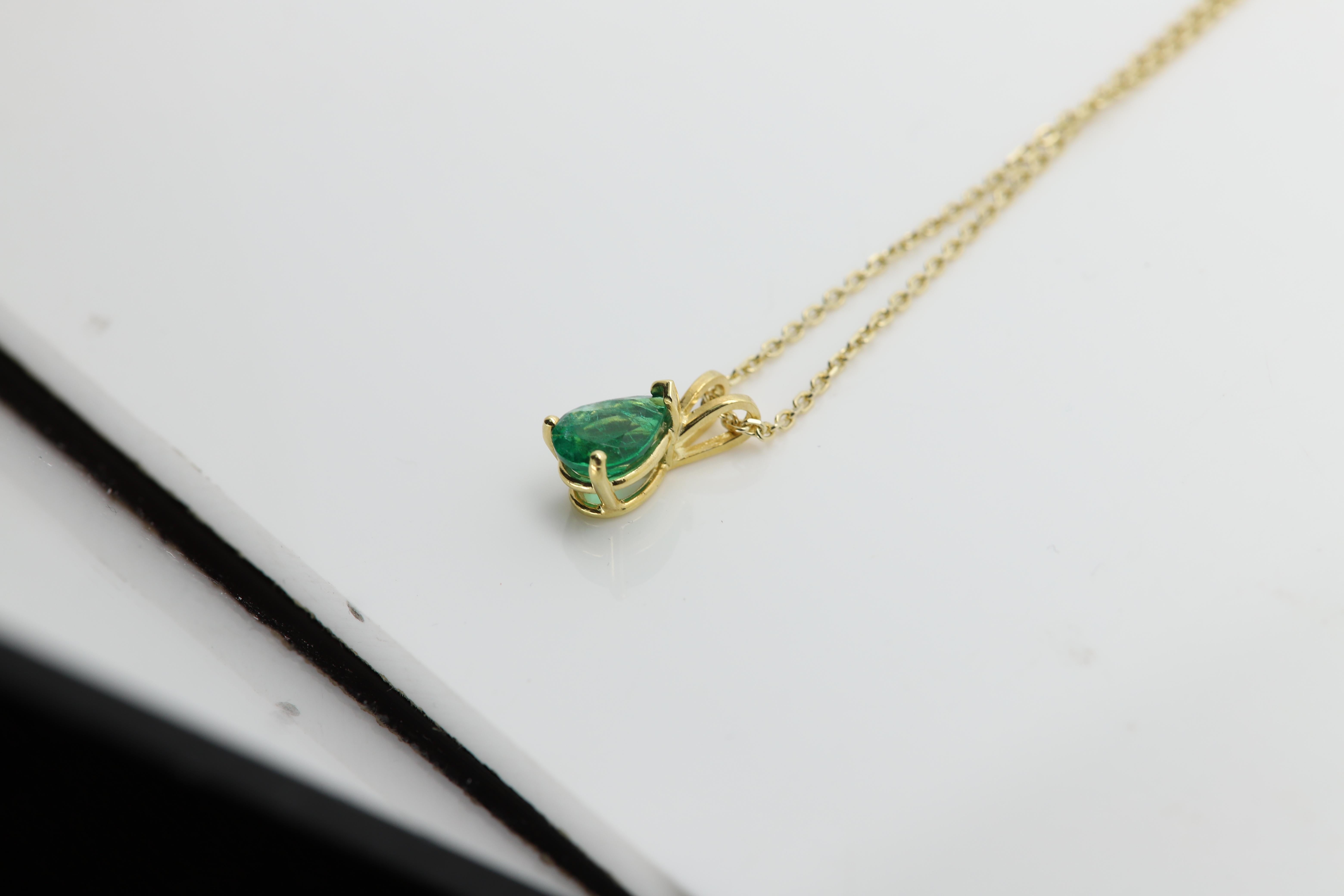 Collier pendentif émeraude naturelle en or jaune 14 carats avec émeraude en forme de poire de 1,41 carat en vente 2