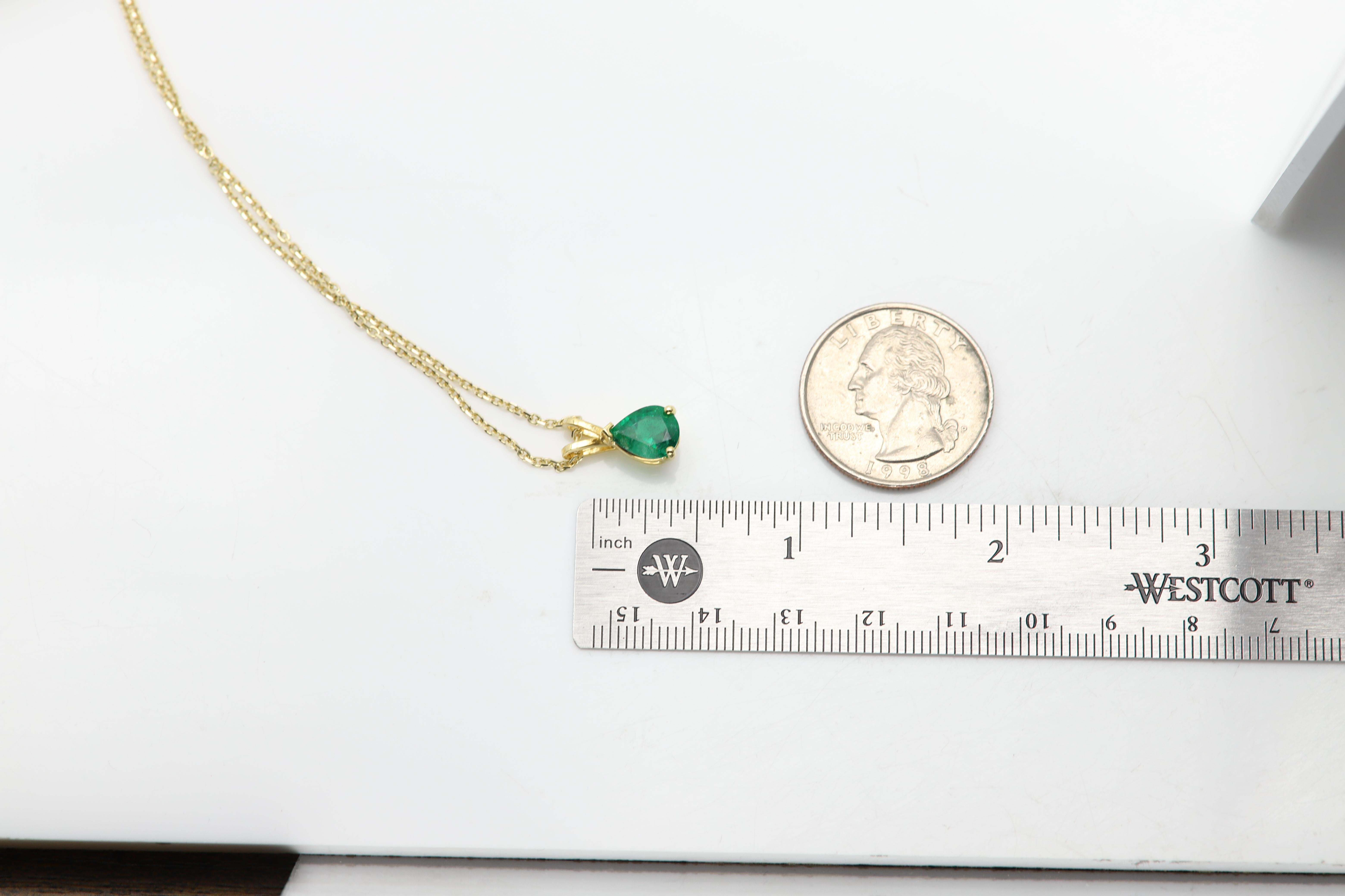 Collier pendentif émeraude naturelle en or jaune 14 carats avec émeraude en forme de poire de 1,41 carat en vente 3