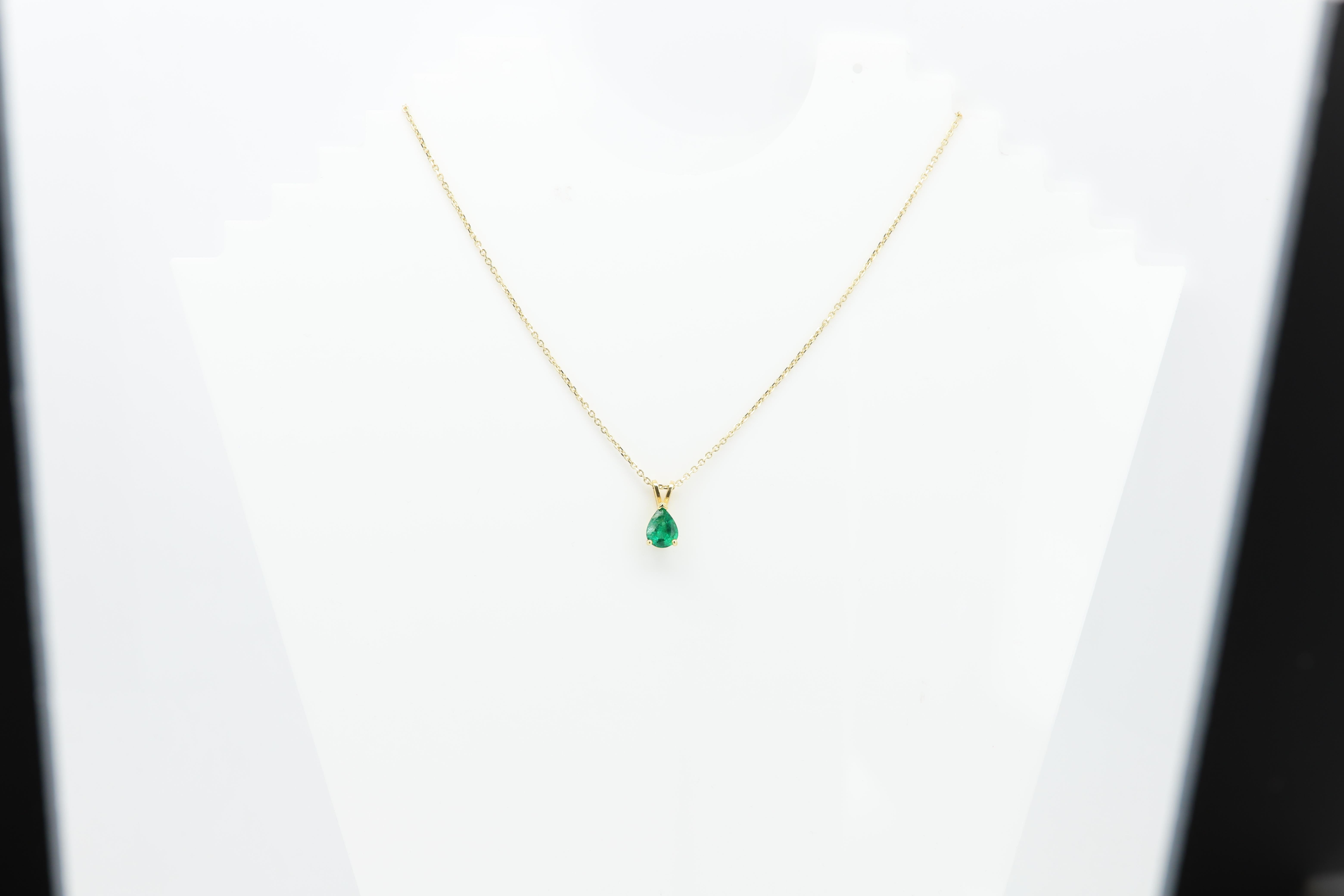 Collier pendentif émeraude naturelle en or jaune 14 carats avec émeraude en forme de poire de 1,41 carat en vente 4