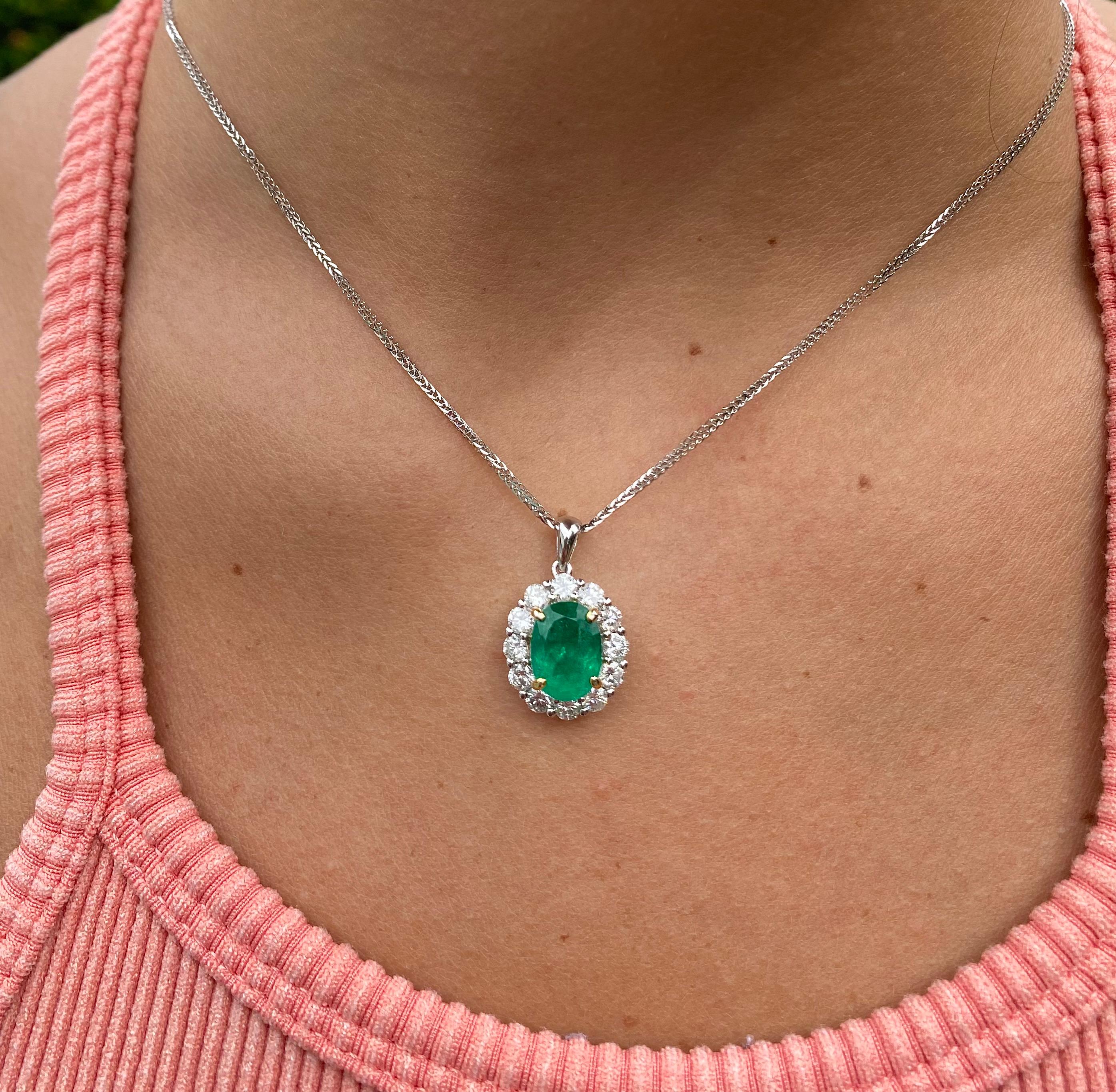 Natural Emerald Pendant and Diamond Halo in 18k Solid White Gold In New Condition For Sale In Miami, FL