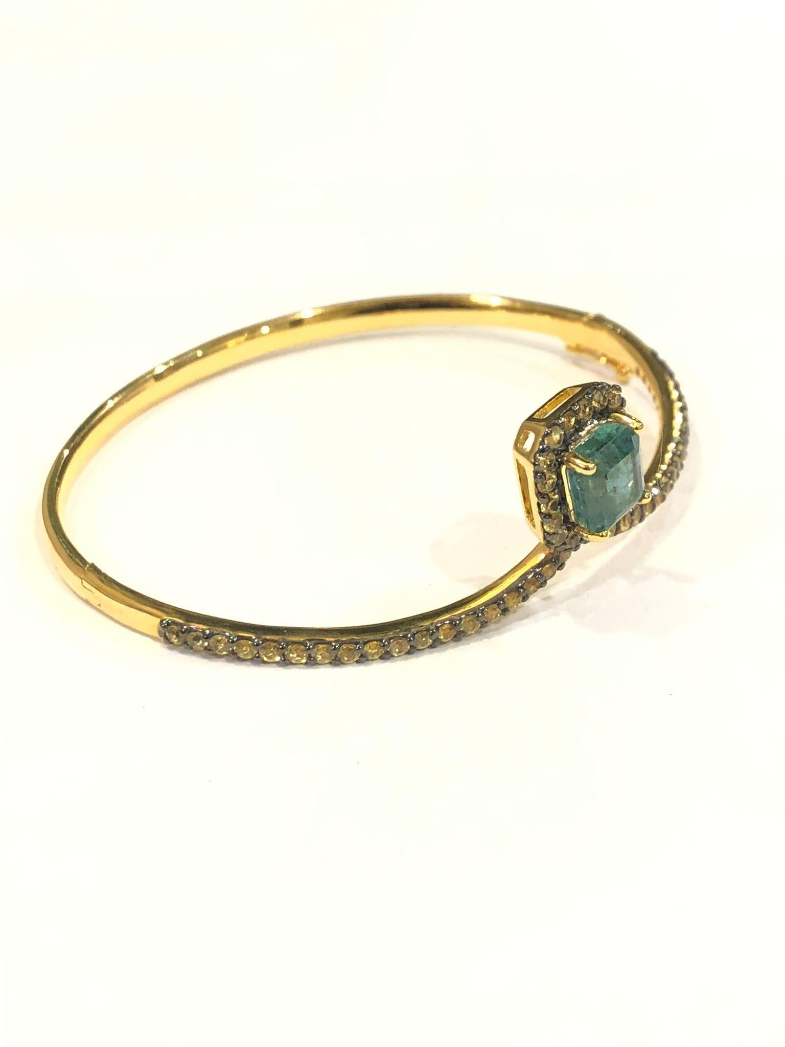 Bochic “Capri” Natural Emerald & Peridot Bracelet Set In 18K Gold & Silver


Natural Emerald Shape Emerald
5 Carats
Natural Round Brilliant Peridot 
2.00 Carats 

Perfect for stacks or on its own. 

This Bangle is from the 