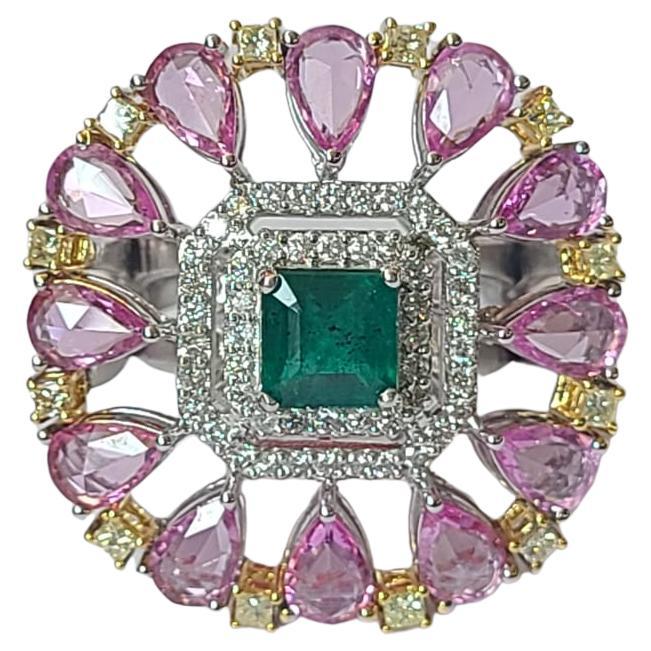 Bague cocktail en or 18 carats sertie d'émeraudes naturelles, de saphirs roses et de diamants jaunes