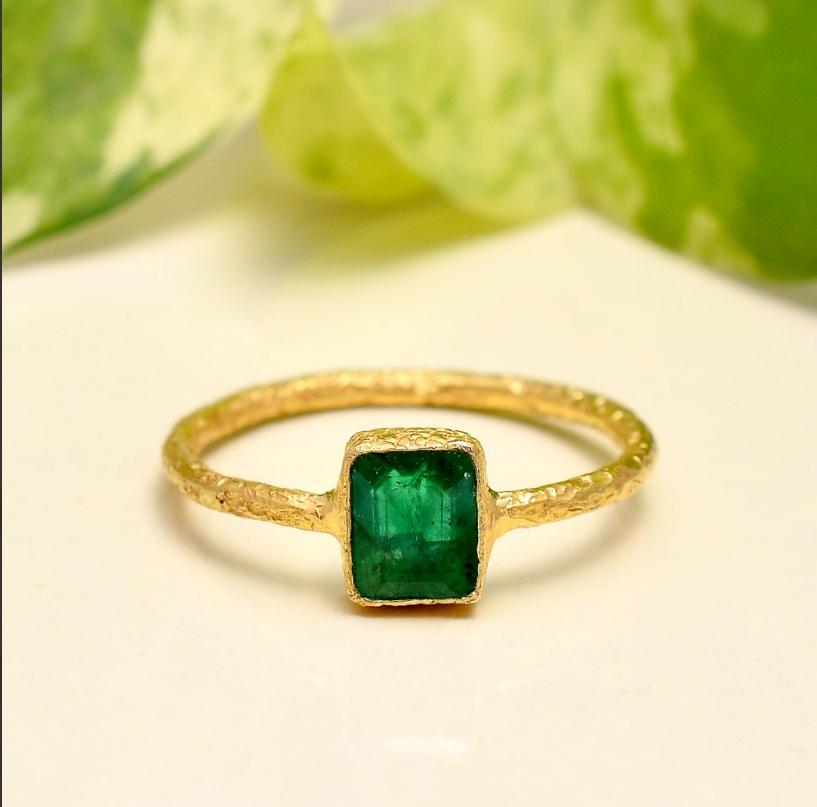 Taglio Asscher Anello con smeraldo naturale in oro 18 carati in vendita