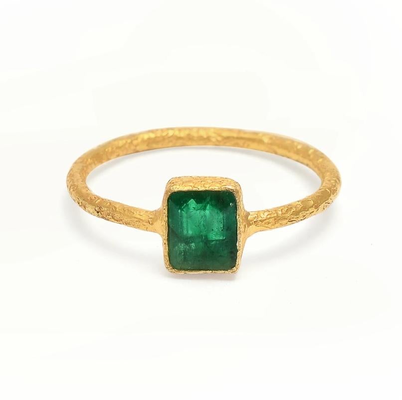Anello con smeraldo naturale in oro 18 carati in vendita 1