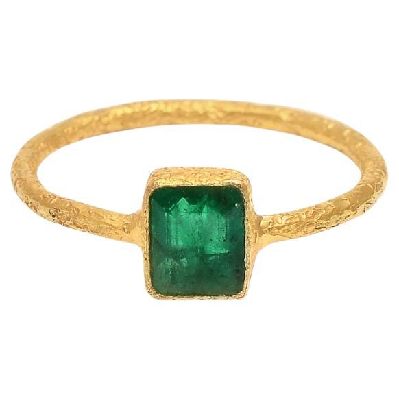 Anello con smeraldo naturale in oro 18 carati in vendita