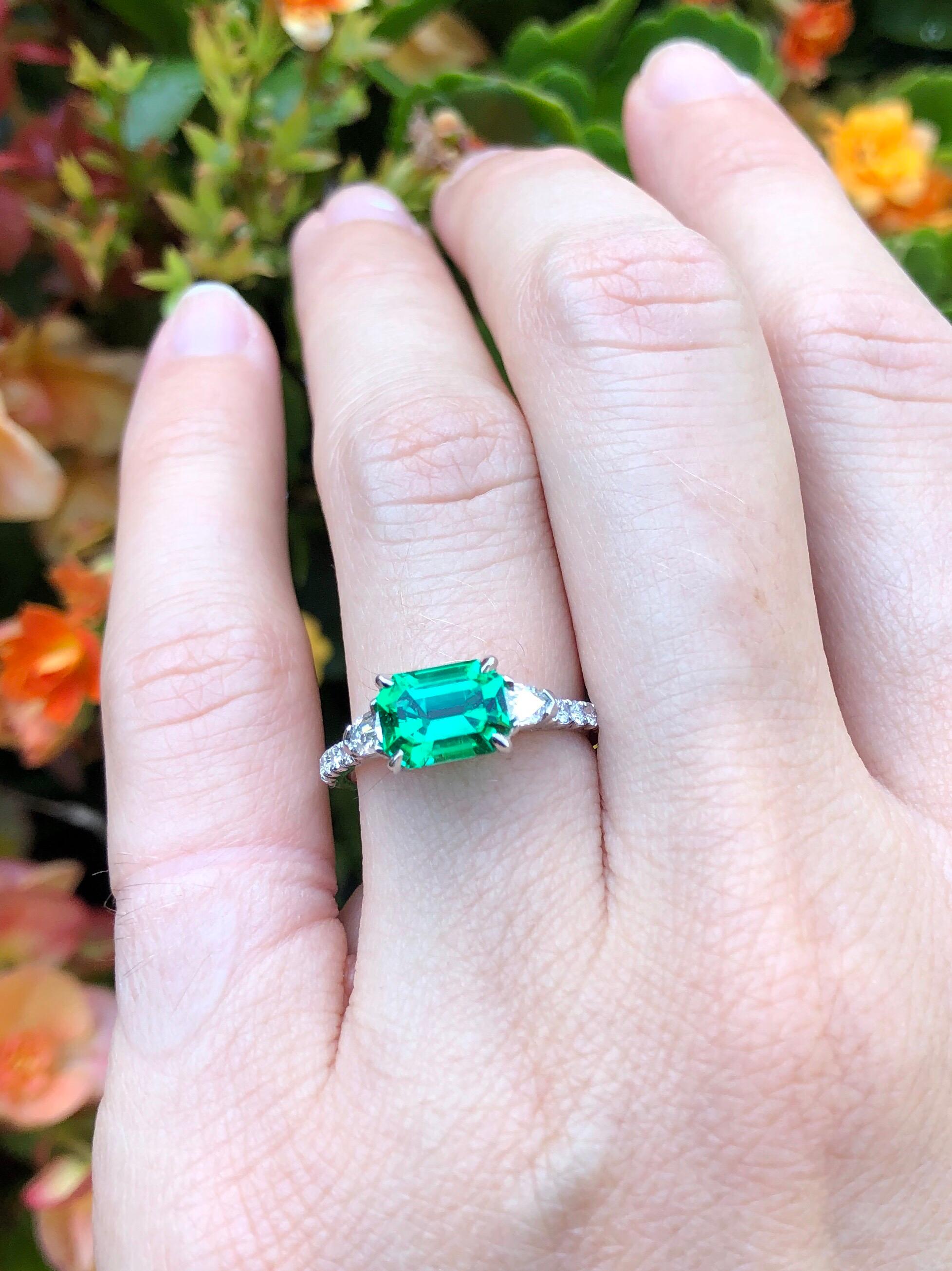 Untreated Emerald Ring 1.47 Carat No Oil AGL Certified Panjshir Afghanistan In New Condition For Sale In Beverly Hills, CA