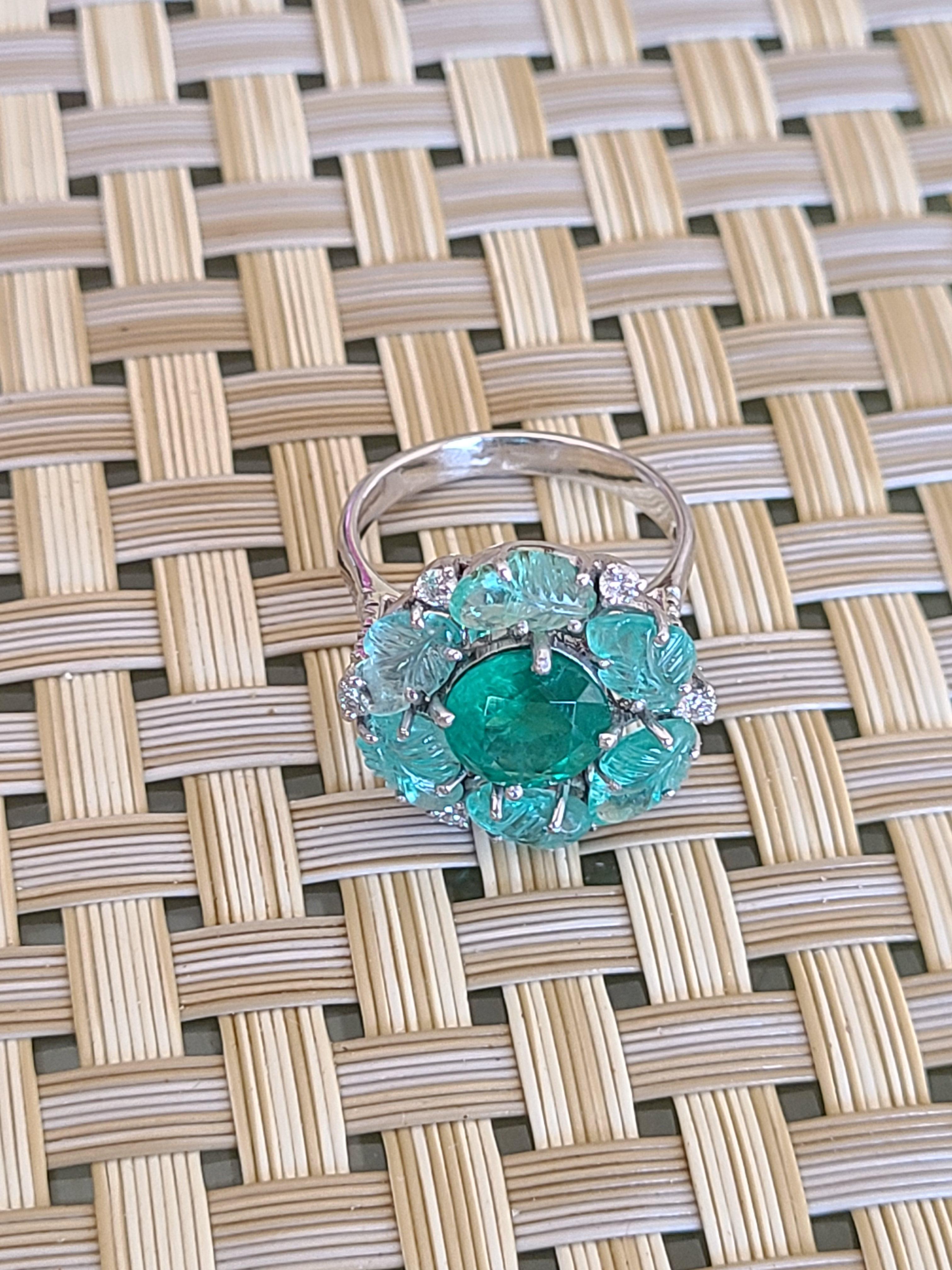 Esmeralda natural engastada en oro de 18 quilates con diamantes Moderno en venta