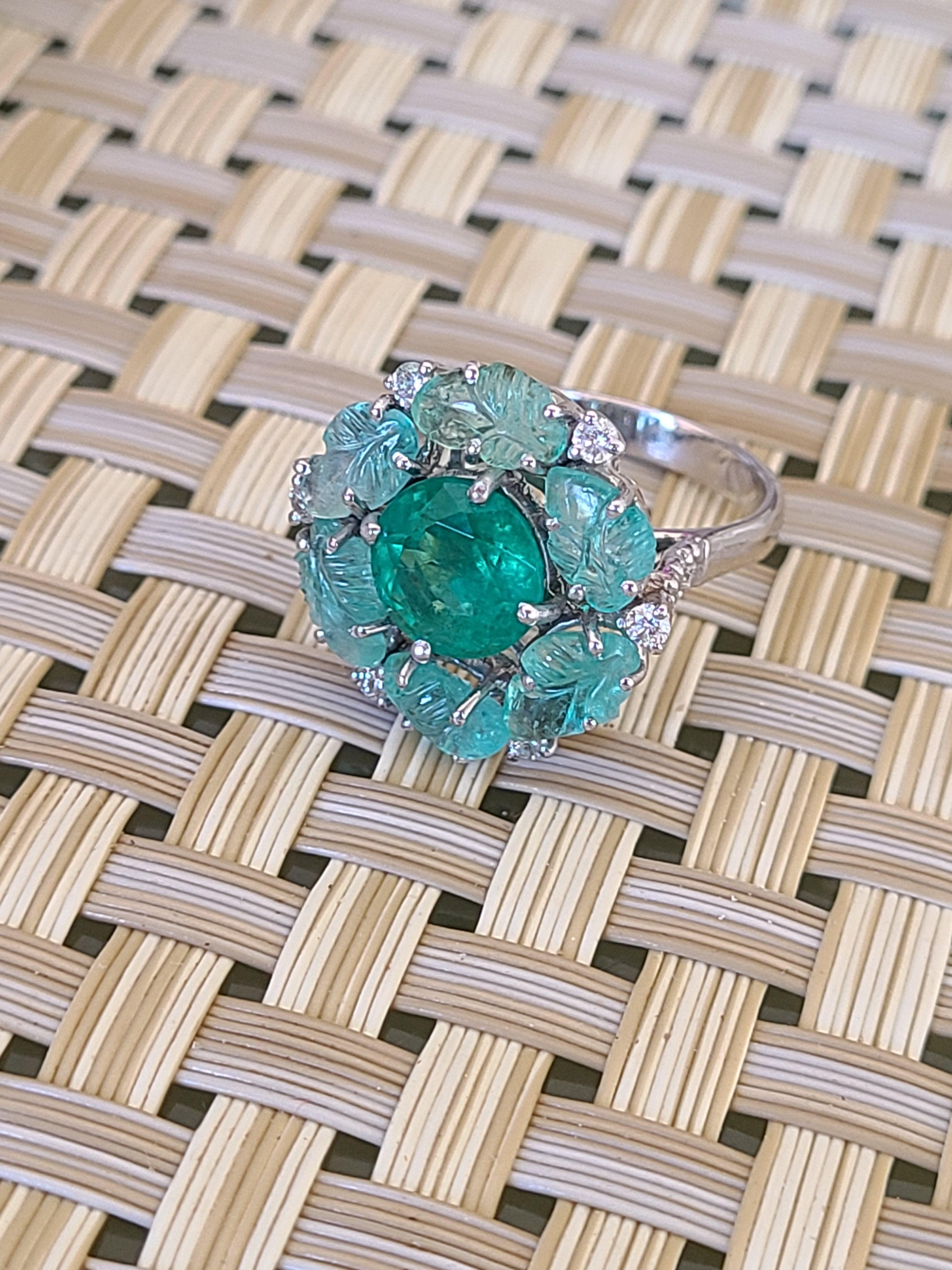 Esmeralda natural engastada en oro de 18 quilates con diamantes Corte redondo en venta