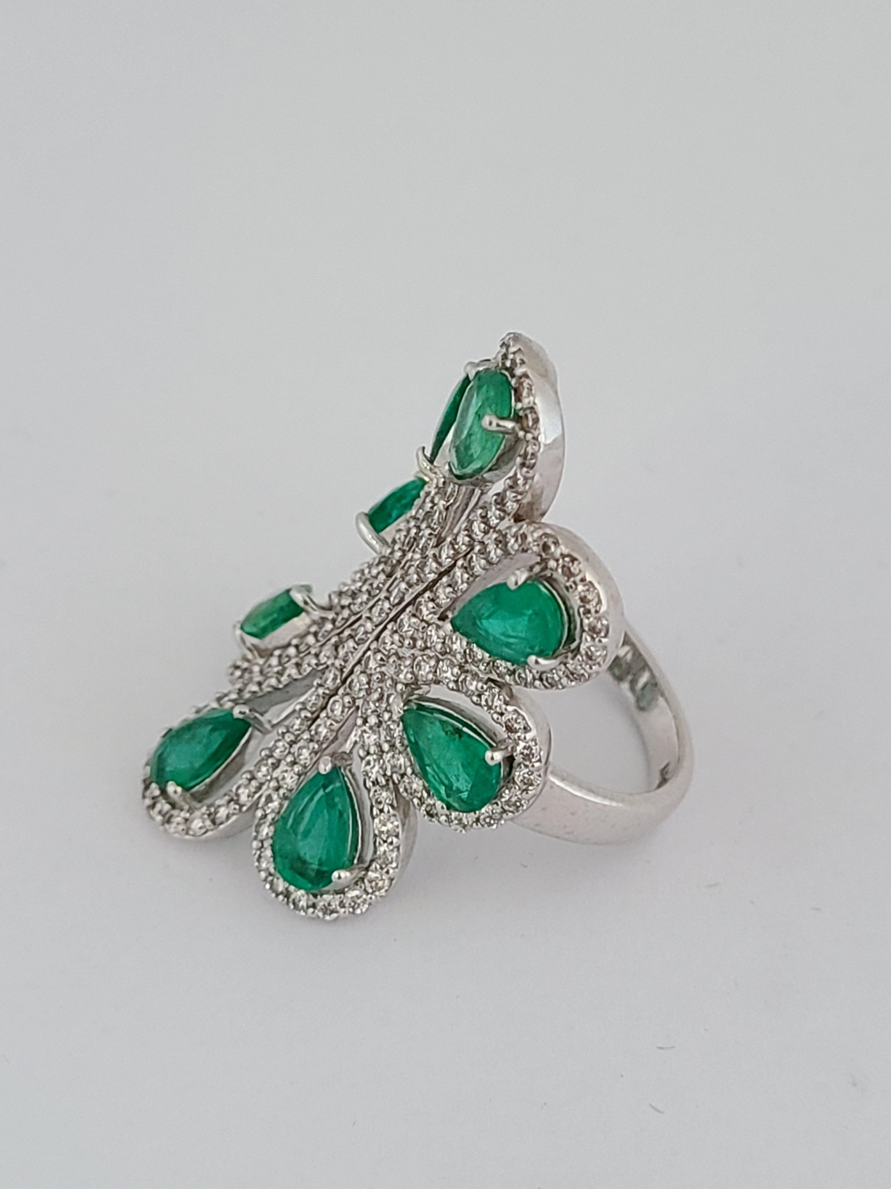 Natural Emerald Ring Set in 18 Karat Gold with Diamonds In New Condition In Hong Kong, HK