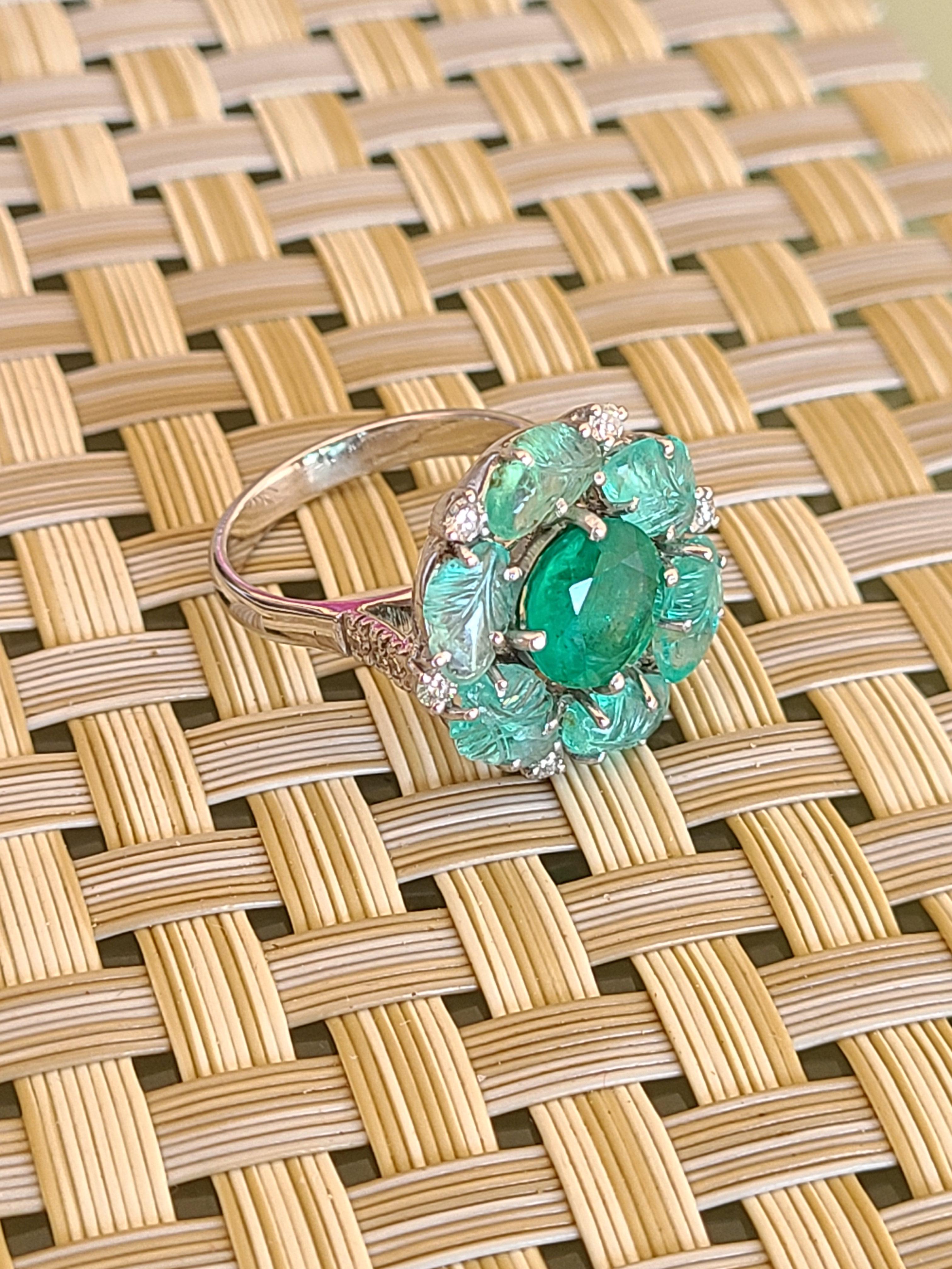 Esmeralda natural engastada en oro de 18 quilates con diamantes en Nuevo estado para la venta en Hong Kong, HK