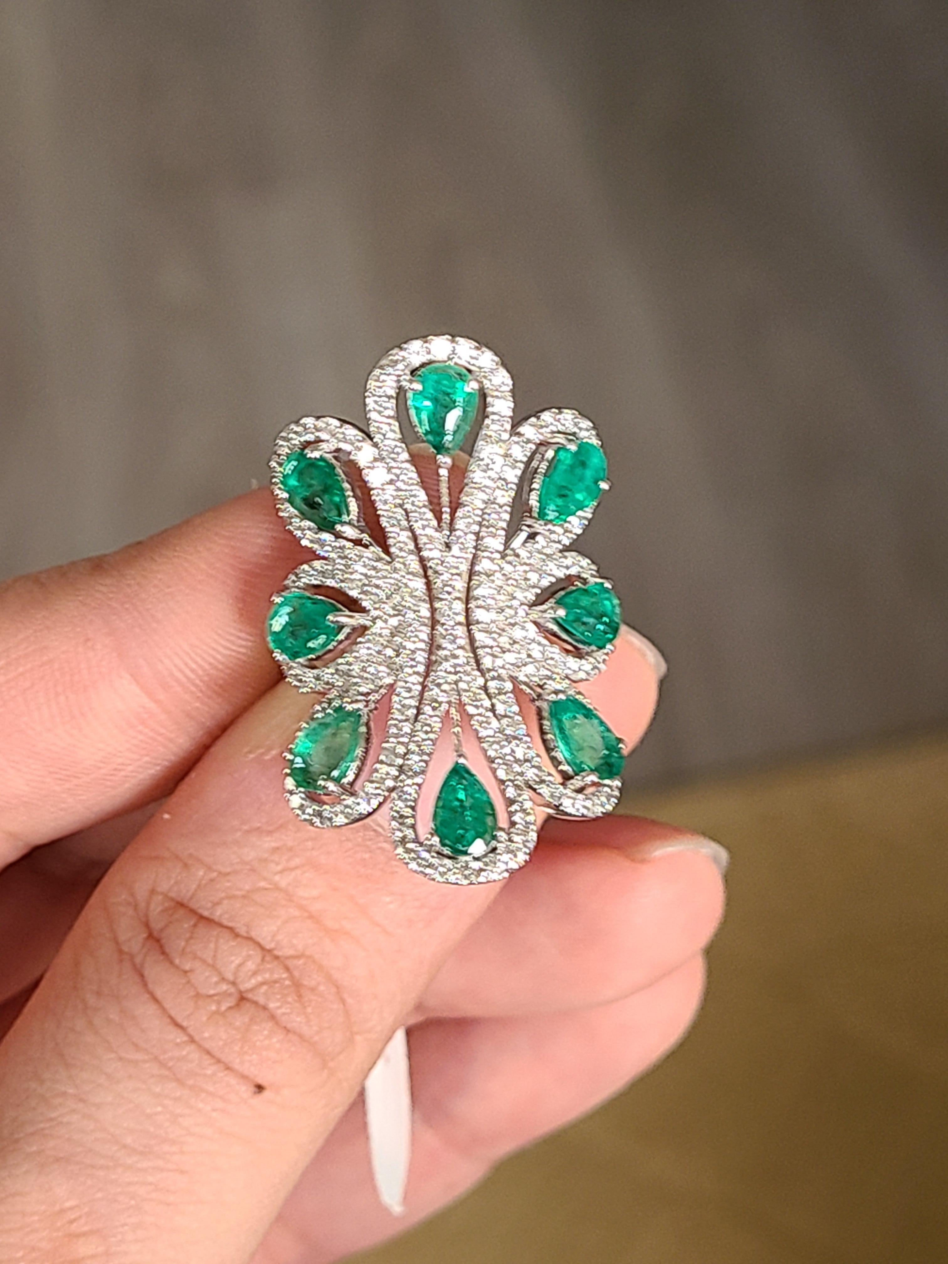 Women's Natural Emerald Ring Set in 18 Karat Gold with Diamonds