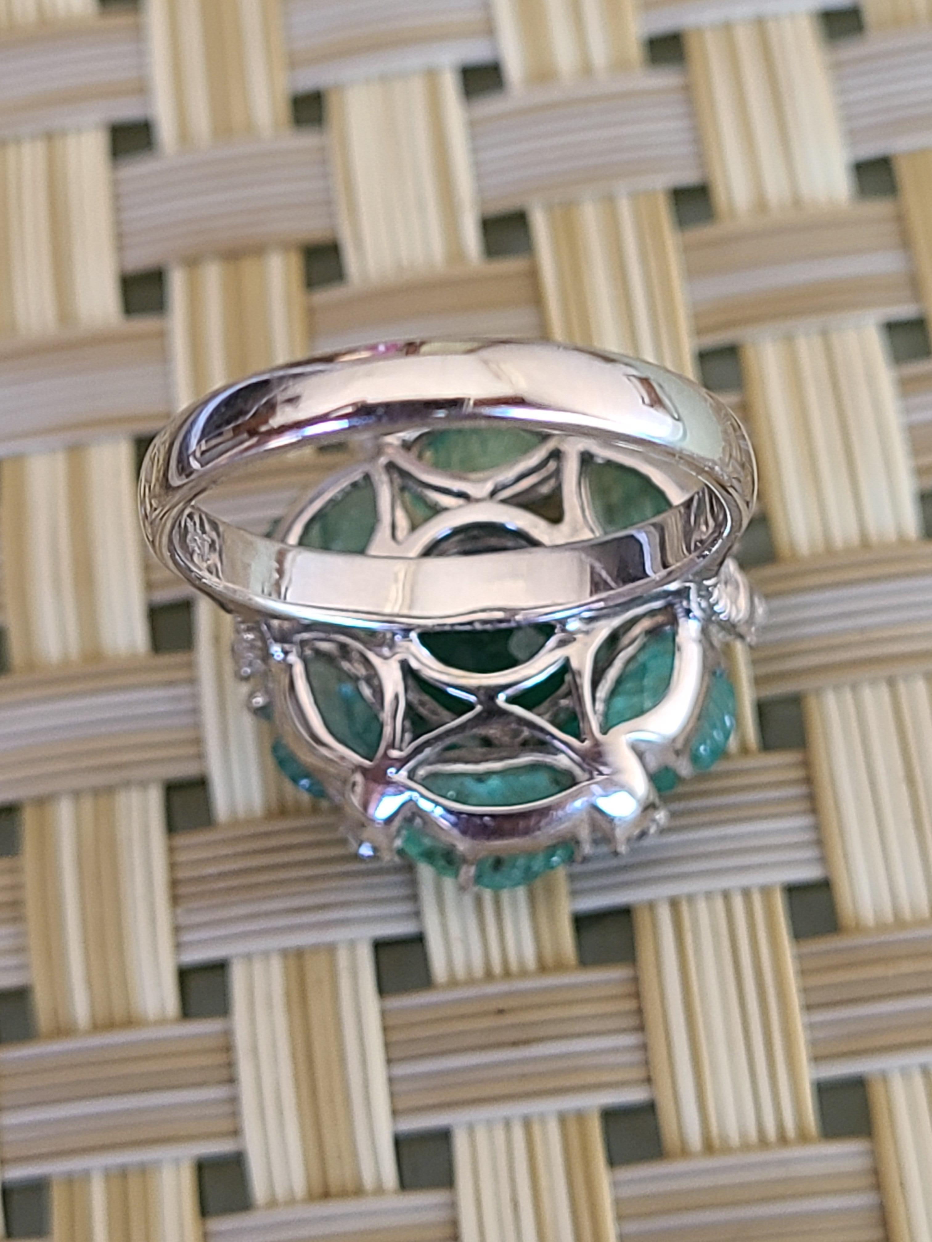 De las mujeres Esmeralda natural engastada en oro de 18 quilates con diamantes en venta