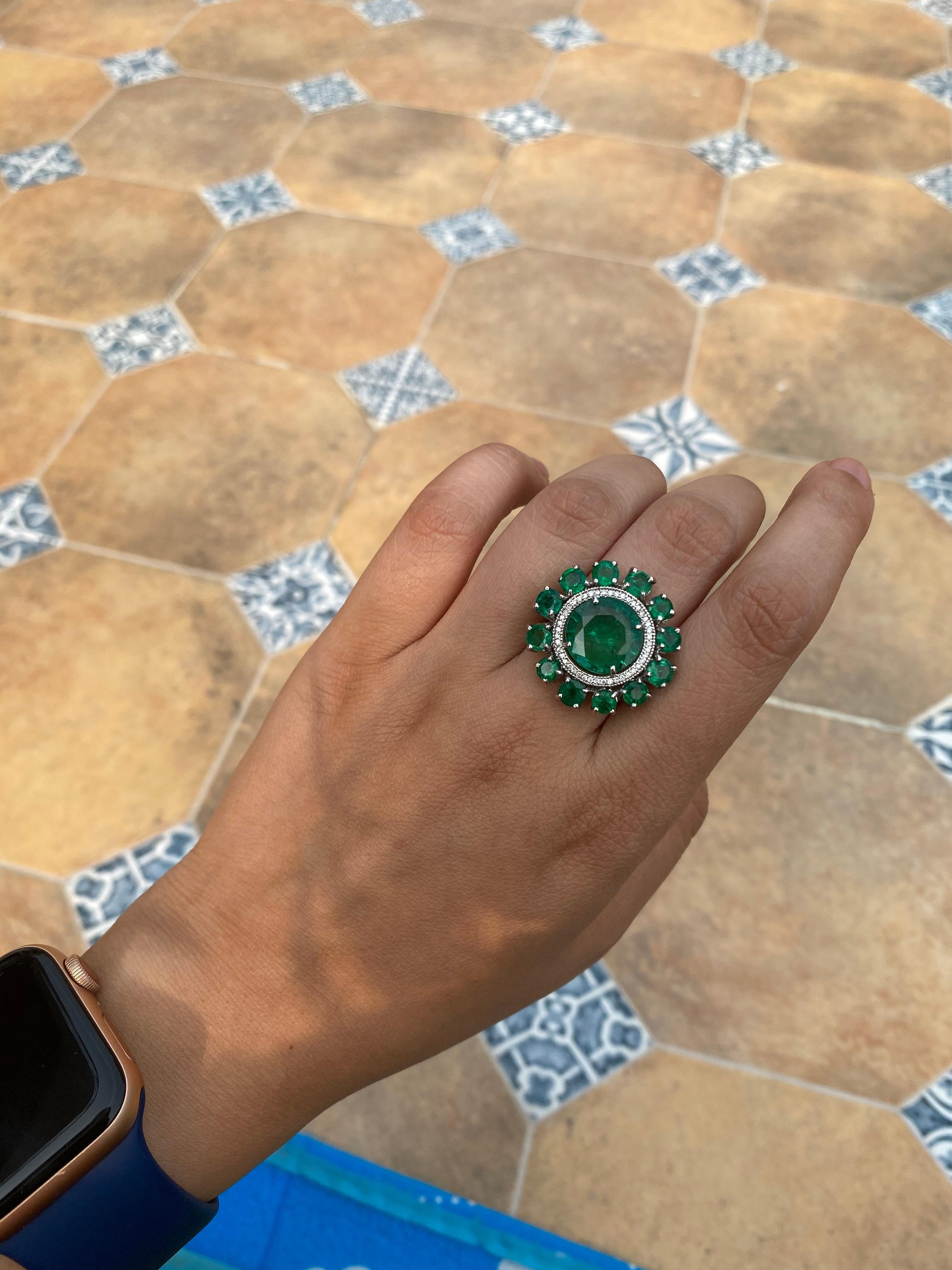 Natürlicher Smaragdring aus 18 Karat Gold mit Diamanten besetzt 2