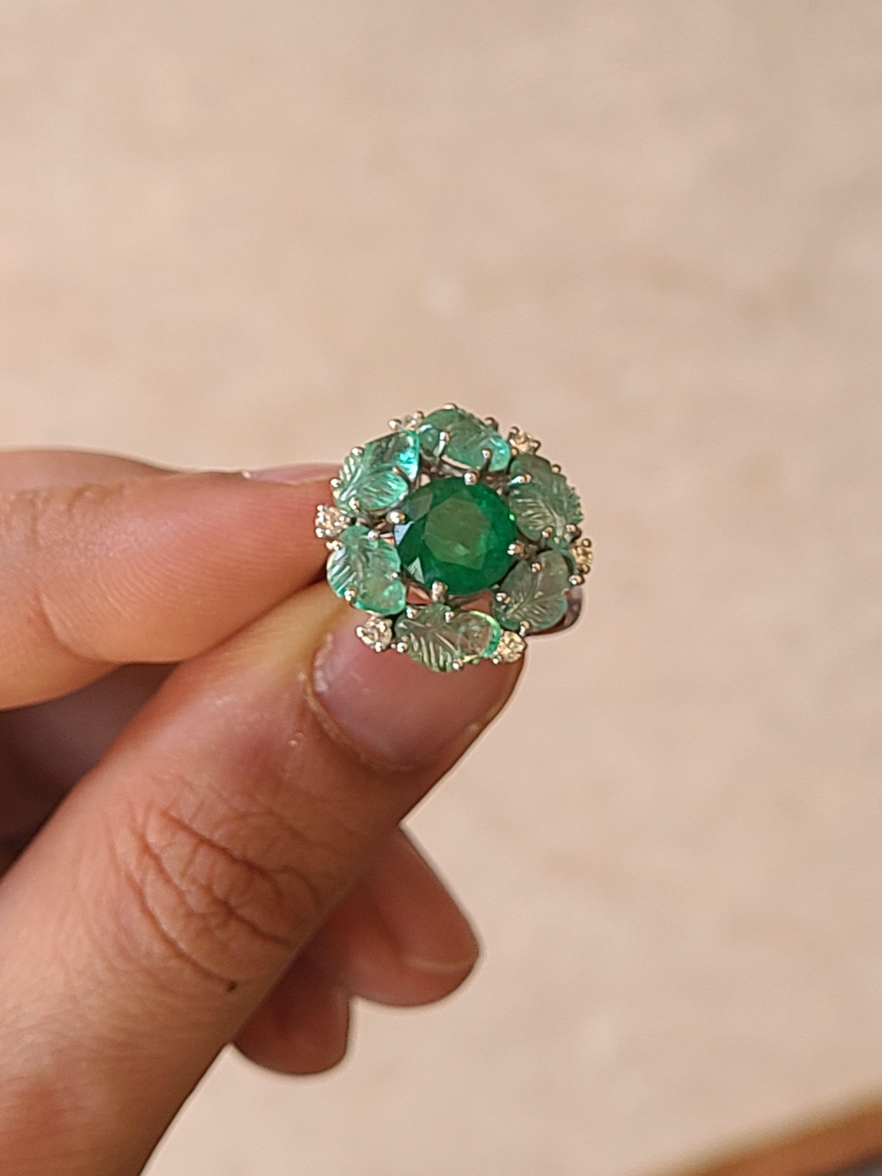 Esmeralda natural engastada en oro de 18 quilates con diamantes en venta 1