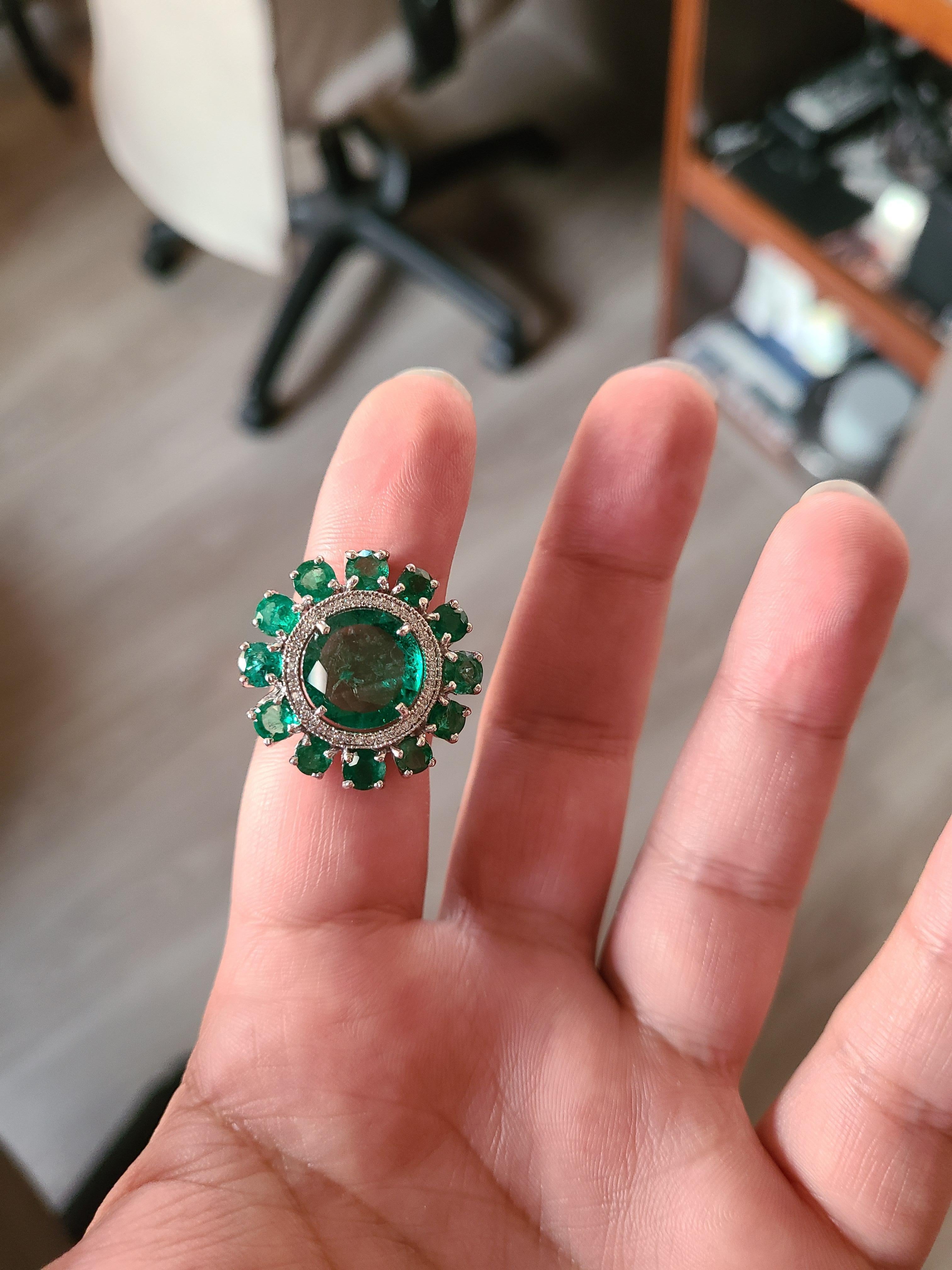 Natürlicher Smaragdring aus 18 Karat Gold mit Diamanten besetzt 3