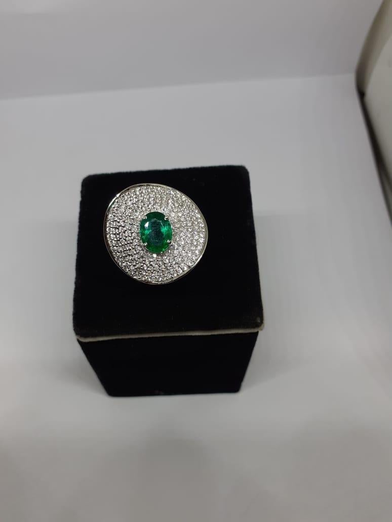 Mixed Cut Natural Emerald Ring with 1.31 Carats Diamond & Emerald 1.94 Cts in 18k Gold For Sale